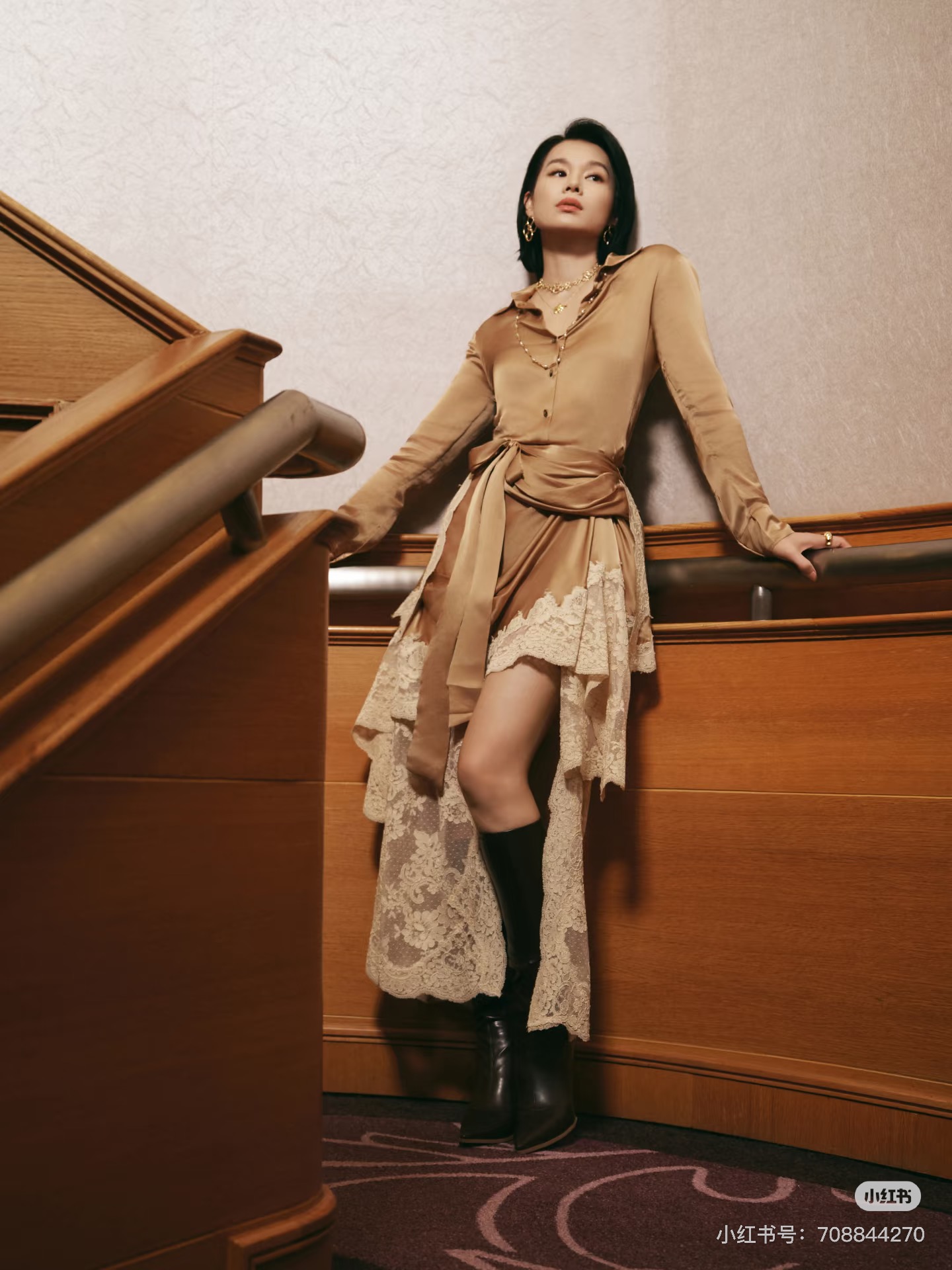 NO:689419,Style No. G26010235 ZIMMERMA*N ZIMMERMA*N Australian brand high-end customized imitation acetate glossy satin splicing buds, stylish and fashionable two-piece suit!  Button placket, lapel, loose and versatile long-sleeved shirt, short in front and long in back, personalized design lace splicing trailing skirt!  1.2.3.4/SMLXL (size 2 shoulder width 40, bust 104, sleeve length 62, dress length 69; waist 74, front skirt length 65/back center length 108), Zimmerman-clothing, skirts,19860909款号G26010235 ZIMMERMA*N 兹默曼澳洲品牌高端定制仿醋酸光感缎面拼接蕾气质时尚两件套装！系扣门襟翻领宽松百搭长袖衬衣前短后长个性设计蕾丝拼接拖尾半身裙！1.2.3.4/SMLXL（2码肩宽40,胸围104,袖长62,衣长69；腰围74,前裙长65/后中长108）,兹默曼-服装,skirts,,Women's clothing