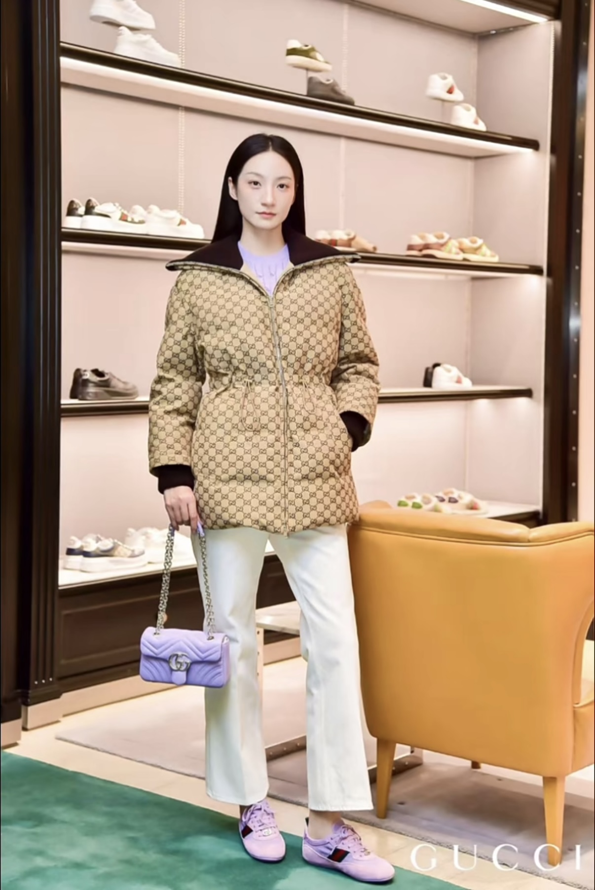 NO:689422,Model number G26010243 GUCC* new G family custom letter logo hardware accessories, classic old flower GG jacquard fabric contrasting thread stitching waist drawstring waist design, loose and fashionable zipper placket lapel mid-length thickened cotton jacket!  Brown, black, (M size shoulder width 49, bust 110, sleeve length 52, dress length 78), Gucci-clothing, gucci, gucci, gucci, jackets & coats,19860909款号G26010243 GUCC*新款 G家定制字母logo五金配件、经典老花GG提花面料撞色螺纹拼接腰部抽绳收腰设计、宽松时髦拉链门襟翻领中长款加厚棉服外套！咖色、黑色、（M码肩宽49,胸围110,袖长52,衣长78）,古驰-服装,gucci,gucci,gucci,jackets & coats,,Women's clothing