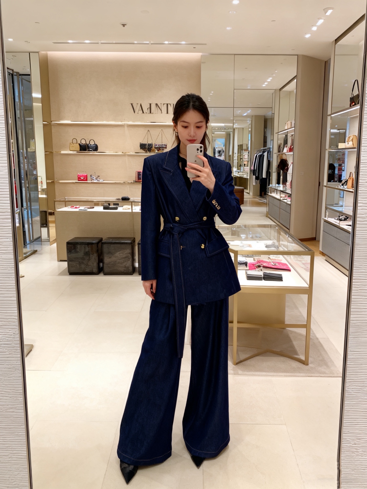 NO:689057,Style No. G26010246 VALENTIN*O Warren's 2026 early spring new model, high-end customized Tencel fabric, elastic soft denim, soft and comfortable!  Classic logo gold buckle double-breasted loose fashion suit jacket (with belt) high-waist pleated back elastic loose wide-leg trousers!  Dark blue, ~ (M size shoulder width 40 with shoulder pads, bust 94, sleeve length 57, dress length 73; waist 66 back elastic, pants length 108), Valentino-clothing, valentino, valentino, jackets & coats, business suit,19860909款号G26010246 VALENTIN*O华伦家2026年早春新款上新高端定制天丝面料弹力软牛仔质感柔软舒适！经典logo金扣双排扣宽松时尚西装外套(配腰带)高腰压褶后背松紧宽松阔腿裤长裤！深蓝色,～（M码肩宽40有垫肩,胸围94,袖长57,衣长73；腰围66后背可松紧,裤长108）,华伦天奴-服装,valentino,valentino,jackets & coats,business suit,,Women's clothing