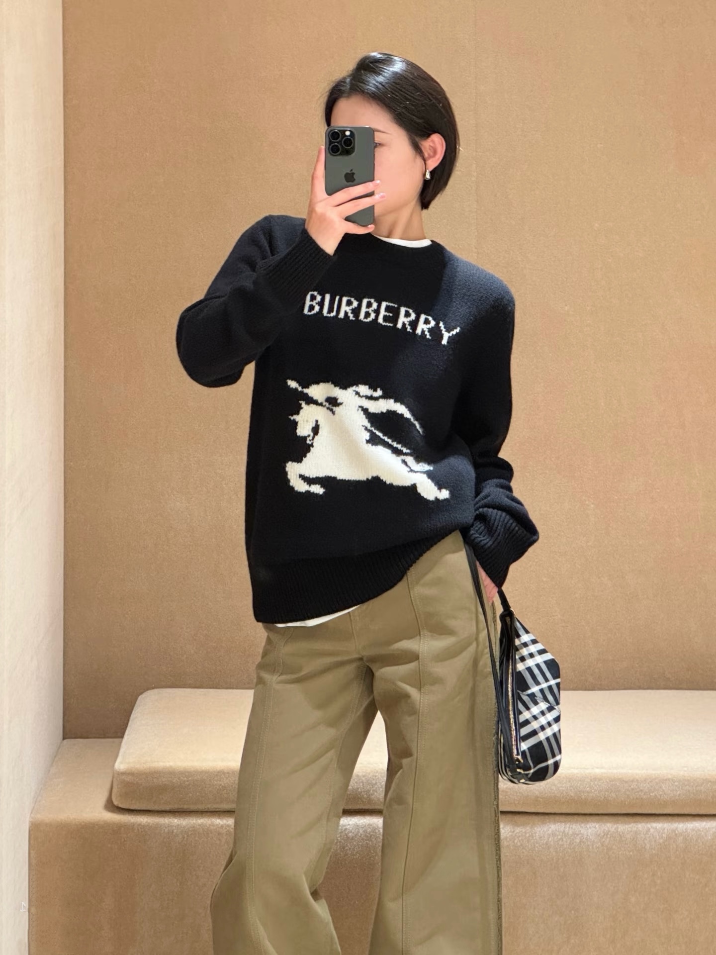 NO:689062,Style number D26010243 BURBERR* 2026 early spring new style B's customized wool blended yarn fabric, classic knight war horse pattern letter logo badge, fashionable and versatile round neck pullover long-sleeved sweater top!  Black, brown, (M size shoulder width 38, bust 94, sleeve length 60, dress length 60), Burberry-clothing, burberry,19860909款号D26010243 BURBERR*2026年早春新款 B家定制羊毛混纺纱线面料、经典骑士战马图案字母logo徽章时尚百搭圆领套头长袖针织衫上衣！黑色、咖色、（M码肩宽38,胸围94,袖长60,衣长60）,博柏利-服装,burberry,,Women's clothing