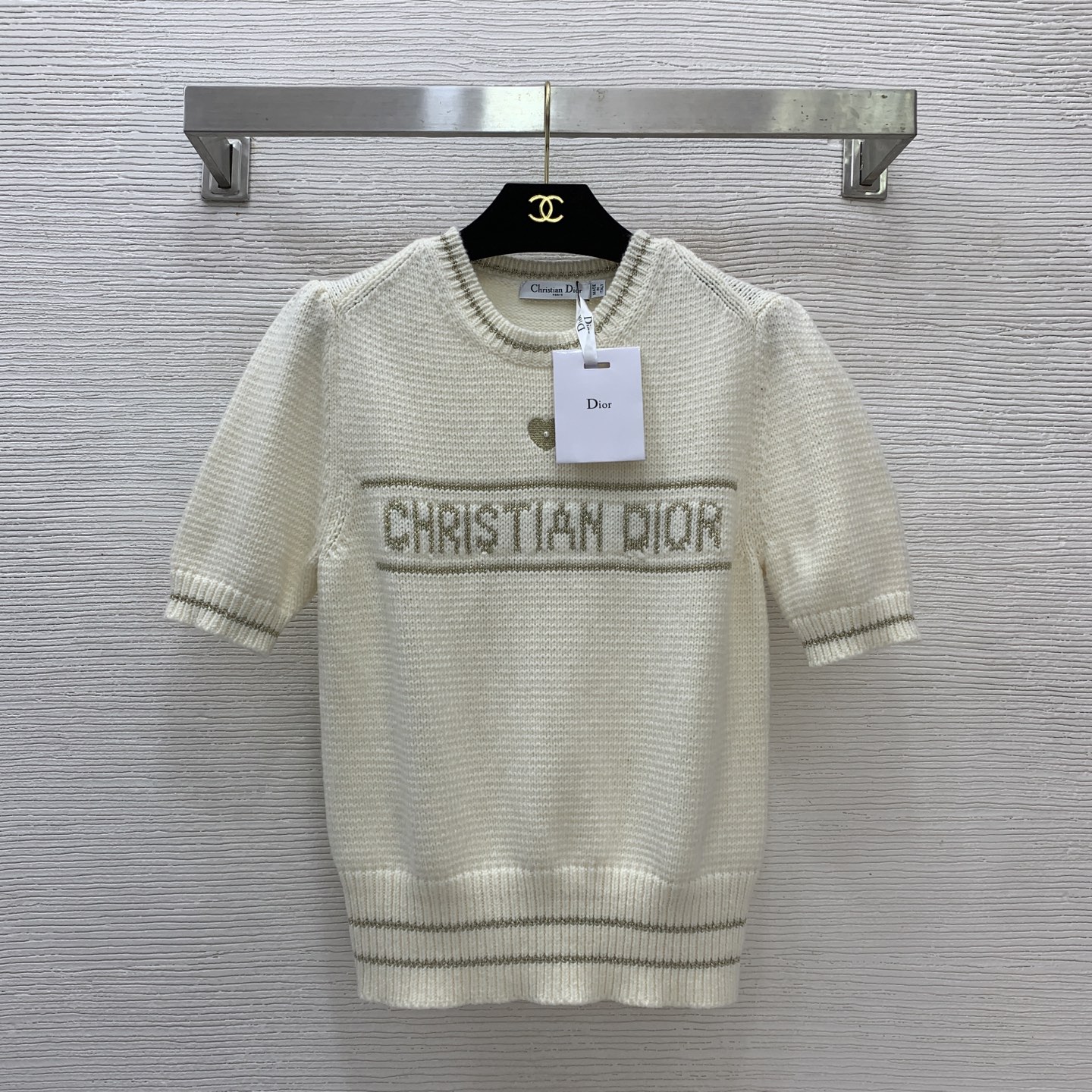 NO:697009,Style No. G26010642 Dio* 2026 spring and summer new style, high-end boutique customized cashmere wool blended yarn fabric, glittering gold thread woven letter logo jacquard temperament, age-reducing puff short-sleeved sweater top, the love pearl is nailed on!  Beige, 36-38-40 (38 size bust 88, sleeve length 28, dress length 59) hair, dior, T-shirt,19860909款号G26010642 Dio*2026年春夏新款、高端精品定制山羊绒羊毛混纺纱线面料、闪丝金线编织字母logo徽标提花气质减龄泡泡短袖针织衫上衣爱心那颗珍珠是钉上去的喔！米色,36-38-40（38码胸围88,袖长28,衣长59）发,,dior,T-shirt,,Women's clothing