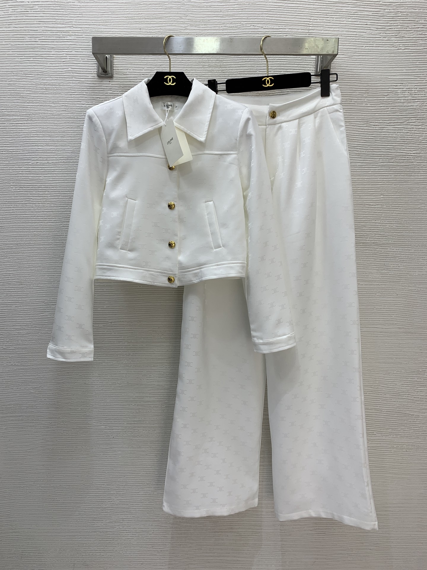 NO:700851,Style number G26010734 CELIN*E Celin’s new Arc de Triomphe letter logo jacquard two-piece set!  Button-fly lapel short long-sleeved jacket top loose and versatile high-waisted wide-leg trousers and trousers!  Black, white, (M size shoulder width 38 with shoulder pads, bust 94, sleeve length 59, dress length 46; waist 70, hip 96, pants length 109), Celine-clothing, celine, celine, jackets & coats,19860909款号G26010734 CELIN*E思琳新款 凯旋门字母logo提花两件套装！系扣门襟翻领短款长袖外套上衣宽松百搭高腰阔腿长裤西裤！黑色、白色、 （M码肩宽38有垫肩,胸围94,袖长59,衣长46；腰围70,臀围96,裤长109）,赛琳-服装,celine,celine,jackets & coats,,Women's clothing