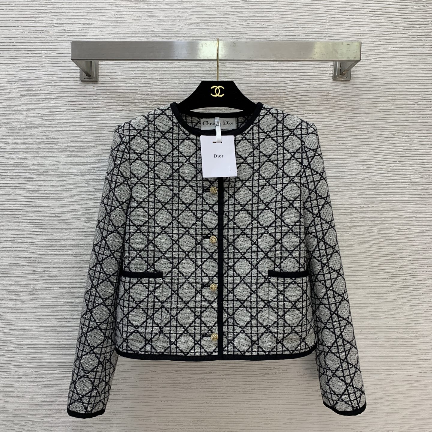 NO:700850,Model No. G26010838 Dio* 2026 early spring new D family high-end customized Xiaoxiangfengteng plaid woolen fabric, CD letter diamond buckle webbing edge round neck long-sleeved short jacket top!  Gold black, off-white, 36-38-40-42 (size 38 shoulder width 38 with shoulder pads, bust 96, sleeve length 59, dress length 52), Dior-clothing, dior, dior, dior, jackets & coats,19860909款号G26010838 Dio*2026年早春新款D家高端定制小香风腾格纹粗纺面料、CD字母钻扣织带包边圆领长袖短款外套上衣！金黑色、灰白色,36-38-40-42（38码肩宽38有垫肩,胸围96,袖长59,衣长52）,迪奥-服装,dior,dior,dior,jackets & coats,,Women's clothing