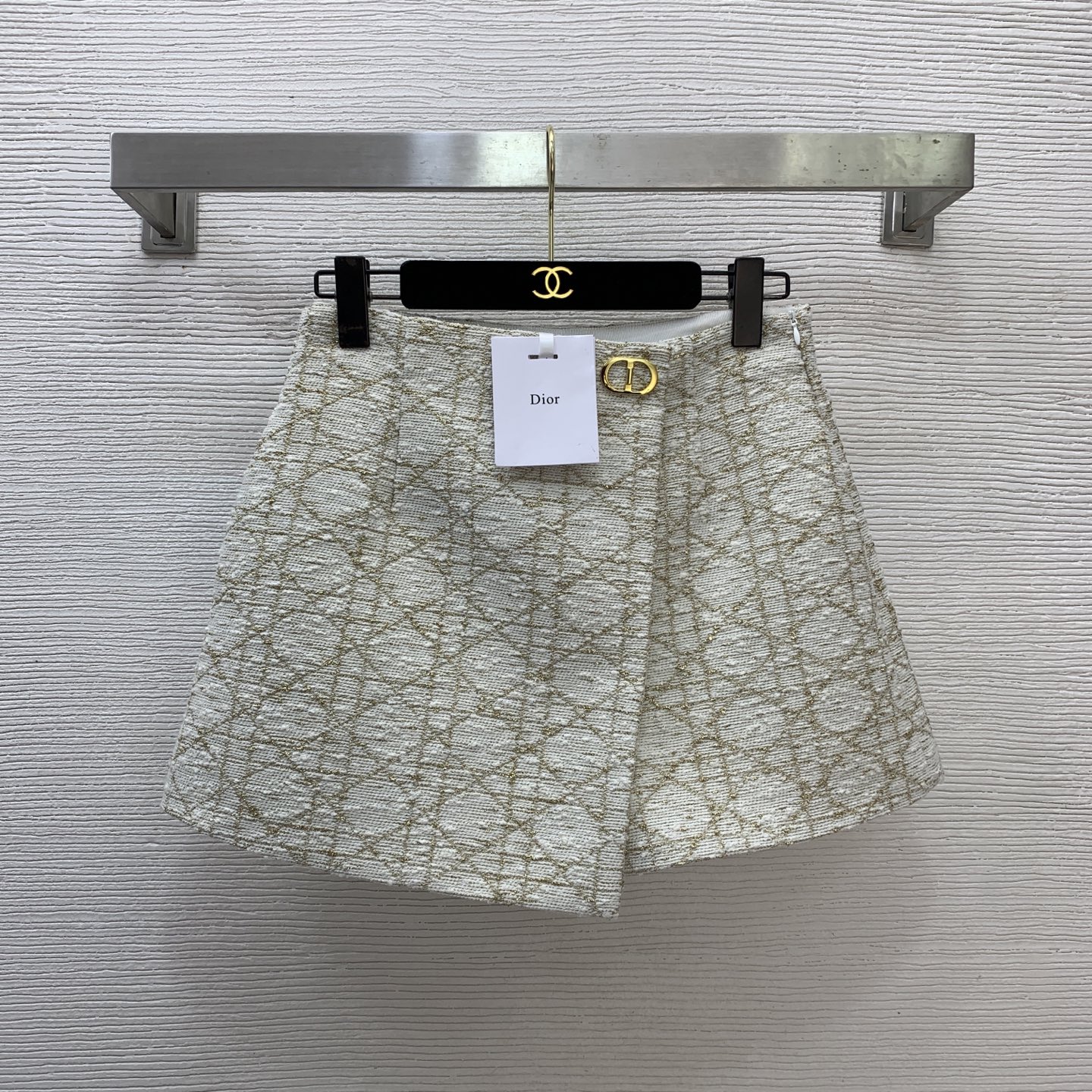 NO:708267,Style number G26010957 Dio* new D family 2026 early spring recommended item!  Gold thread blended teng pattern woven woolen fabric, CD metal accessories decorated with high waist, slimming and versatile shorts skirt!  Beige, black, 36-38-40-42 (size 38 waist 68, hips 98, pants length 37),,dior,dior,skirts,shorts,19860909款号G26010957 Dio*新款D家2026年早春推荐单品！金线混纺腾格纹编织粗纺面料、CD金属配件装饰高腰显瘦百搭短裤裙！米色、黑色、36-38-40-42（38码腰围68,臀围98,裤长37）,,dior,dior,skirts,shorts,,Women's clothing