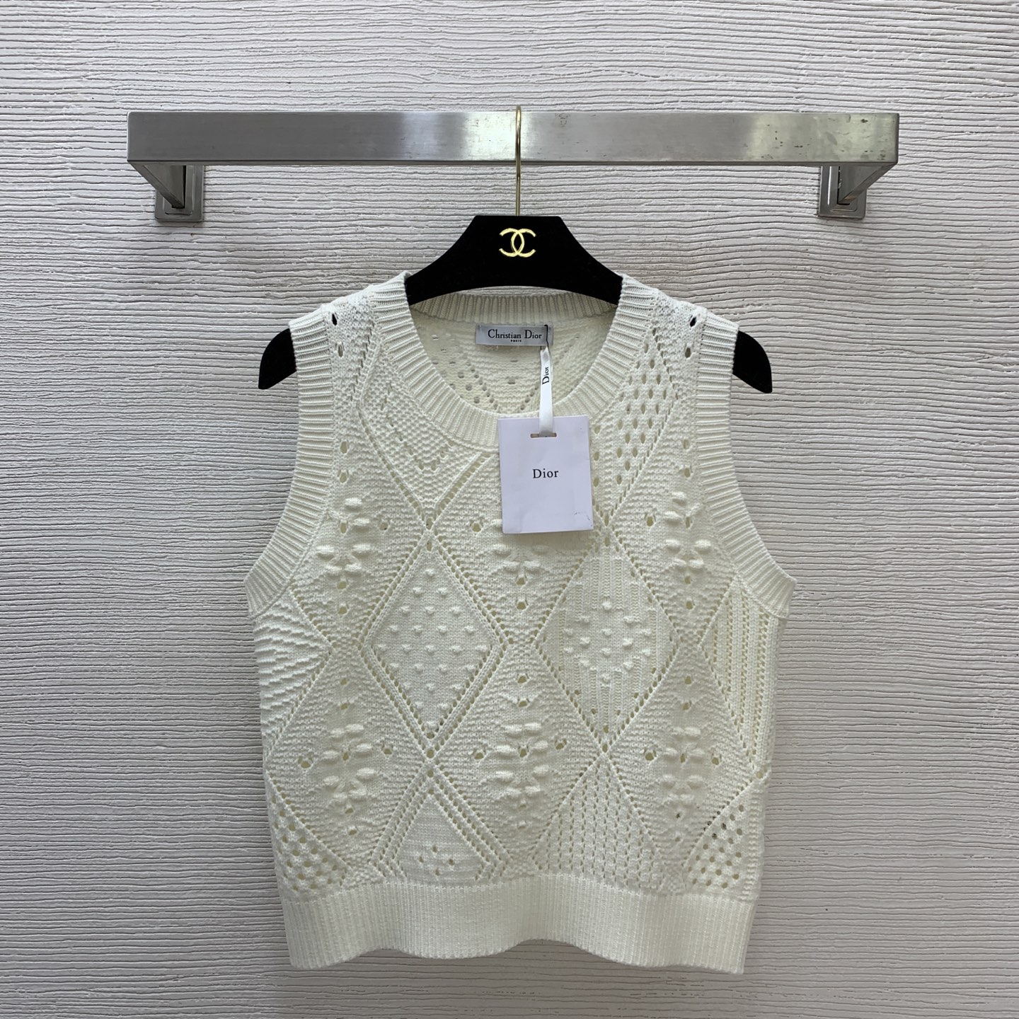 NO:697420,Model No. G26010729 Dio's latest high-end customized wool yarn fabric, hollow see-through grainy hook pattern round neck sleeveless knitted vest top!  Off-white, 36-38-40 (size 38, shoulder width 35, bust 92, length 50) hair,, dior,19860909款号G26010729 Dio*新款 高端定制羊毛纱线面料、镂空透视颗粒感勾花圆领无袖针织背心上衣！米白色,36-38-40（38码肩宽35,胸围92,衣长50）发,,dior,,Women's clothing