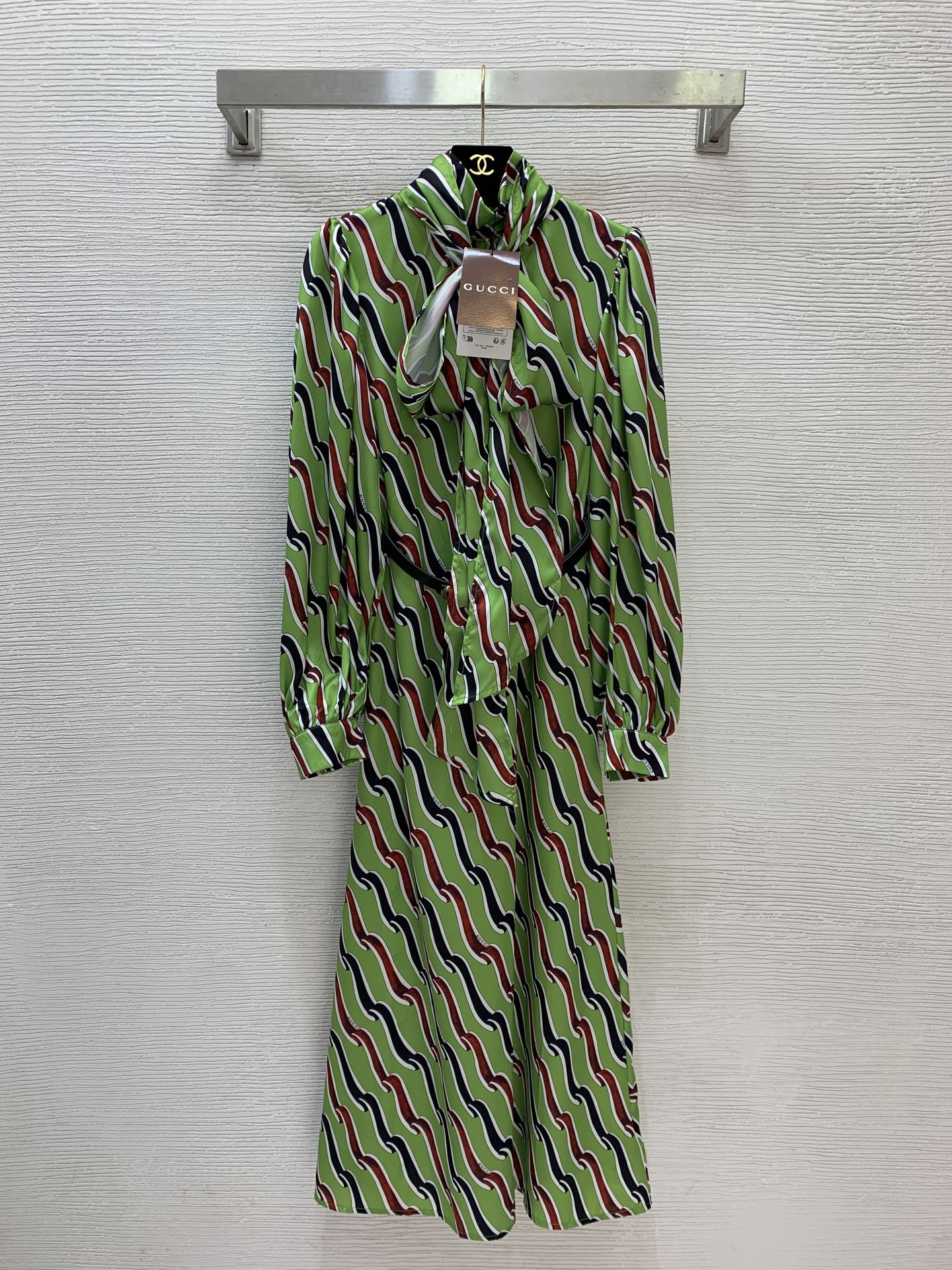 NO:697001,Model No. D26010616 GUCC* new model, custom-made simulated silk satin glossy twill thick fabric, letter logo contrasting ripple print, long floating collar, bow decoration, loose and fashionable, long-sleeved dress with waist-cinching waist and slimming look!  Green, (M size bust 94, waist 82, sleeve length 64, skirt length 128),,gucci,skirts,real silk,19860909款号D26010616 GUCC*新款 定制仿真丝缎光感斜纹稠面料、字母logo撞色波纹印花长飘带领蝴蝶结装饰宽松时尚搭配腰带收腰显瘦长袖连衣裙！绿色,（M码胸围94,腰围82,袖长64,裙长128）,,gucci,skirts,real silk,,Women's clothing