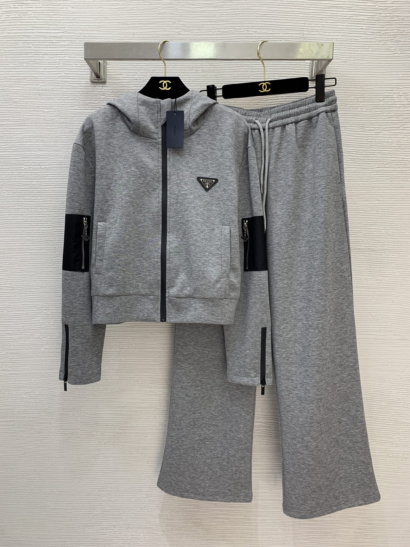 NO:700840,Style number G10752 PRAD*A new P family customized sports and leisure two-piece suit!  Made of letter logo hardware, contrasting color splicing, short hooded zipper jacket, drawstring elastic waist, loose wide-leg casual pants and trousers!  Gray, black, (M size shoulder width 49, bust 100, sleeve length 58, clothing length 53; waist 68 elastic, hip 96, pants length 103), Prada - clothing, prada, prada, jackets & coats, hats,19860909款号G10752 PRAD*A新款P家定制运动休闲两件套装！采用字母logo五金配件撞色拼接短款连帽拉链外套上衣抽绳松紧腰宽松阔腿休闲裤长裤！灰色、黑色、 （M码肩宽49,胸围100,袖长58,衣长53；腰围68可弹力,臀围96,裤长103）,普拉达-服装,prada,prada,jackets & coats,hats,,Women's clothing