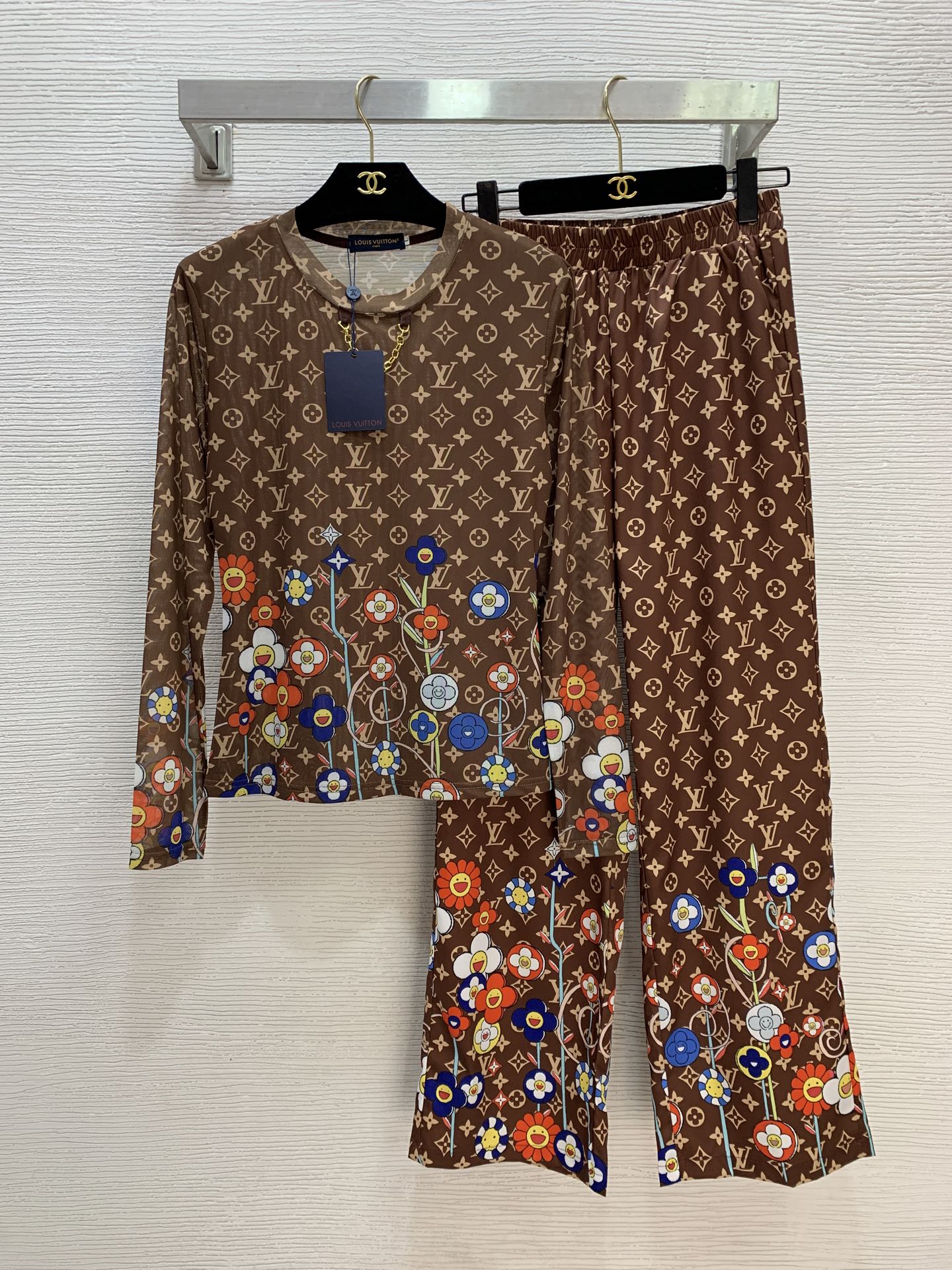 NO:702277,Style No. D26011352 LOUIS*LV’s new classic presbyopic letter logo printed fashionable two-piece suit!  Slim-fitting, round-neck, long-sleeved mesh top with elastic waist and side pockets, loose straight-leg wide-leg trousers!  Brown color, (L size shoulder width 38, bust 84, sleeve length 59, dress length 59; waist 66 stretchable, hip 98, pants length 99), Louis Vuitton-clothing, louis vuitton, louis vuitton, louis vuitton, louis vuitton, louis vuitton,19860909款号D26011352 LOUIS*驴家LV新款 经典老花字母logo印花时尚两件套装！修身显瘦圆领长袖网纱上衣松紧腰侧插口袋宽松直筒阔腿裤长裤！咖色, （L码肩宽38,胸围84,袖长59,衣长59；腰围66可弹力,臀围98,裤长99）,路易威登-服装,louis vuitton,louis vuitton,louis vuitton,louis vuitton,louis vuitton,,Women's clothing