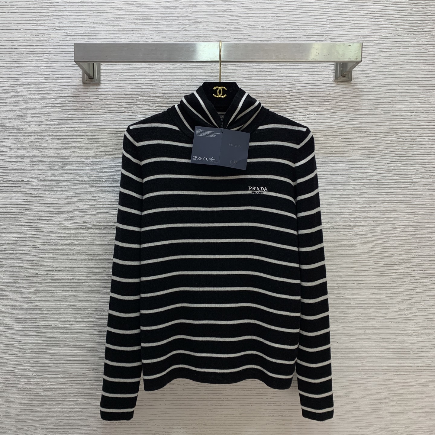 NO:701008,Style number G26010913 PRAD*A 2026 early spring new high-end customized wool yarn fabric is soft and skin-friendly!  Contrast color striped embroidered letter logo slim fit turtleneck stretch knit sweater bottoming top!  (M size shoulder width 37, bust 84, sleeve length 61, dress length 56), Prada-clothing, prada, prada,19860909款号G26010913 PRAD*A2026年早春新款 高端定制羊毛纱线面料柔软亲肤！撞色条纹刺绣字母logo徽标修身显瘦高领弹力针织衫打底上衣！（M码肩宽37,胸围84,袖长61,衣长56）,普拉达-服装,prada,prada,,Women's clothing
