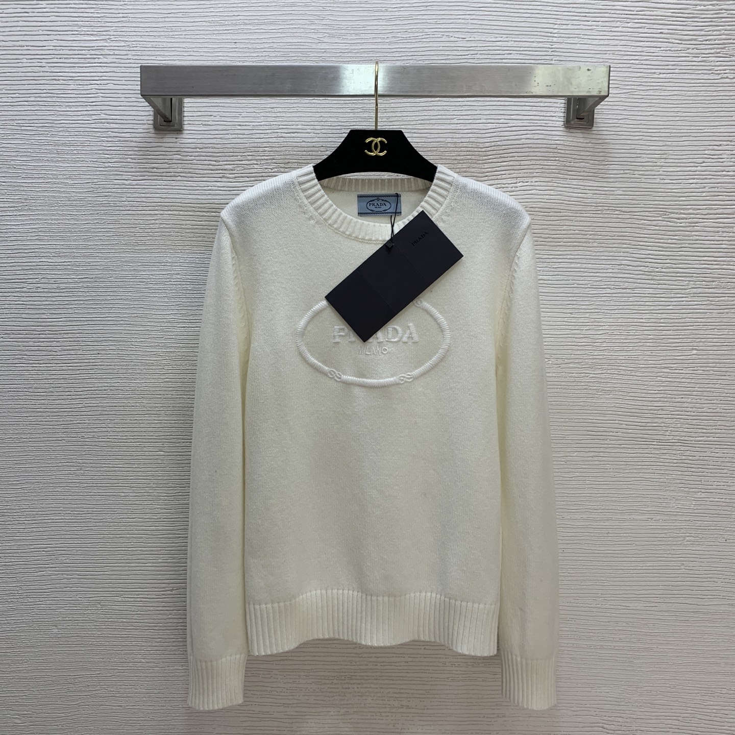 NO:697018,Style No. G26010642 PRAD*A new model P’s high-end customized wool yarn fabric is soft, waxy and skin-friendly!  Chest circle three-dimensional heavy-duty embroidered letter logo badge round neck pullover long-sleeved sweater!  Off-white, (M size shoulder width 39, bust 90, sleeve length 61, dress length 60) hair,, prada, sweaters,19860909款号G26010642 PRAD*A新款 P家高端定制羊毛纱线面料软糯亲肤！胸前环圈立体重工刺绣字母logo徽章圆领套头长袖针织衫毛衣！米白色,（M码肩宽39,胸围90,袖长61,衣长60）发,,prada,sweaters,,Women's clothing