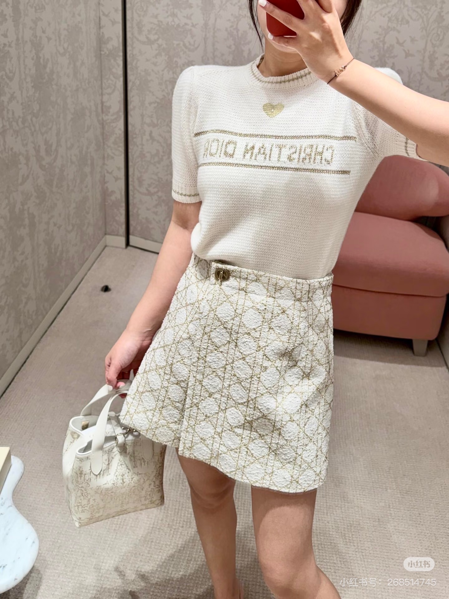 NO:697011,Style No. G26010642 Dio* 2026 spring and summer new style, high-end boutique customized cashmere wool blended yarn fabric, glittering gold thread woven letter logo jacquard temperament, age-reducing puff short-sleeved sweater top, the love pearl is nailed on!  Beige, 36-38-40 (38 size bust 88, sleeve length 28, dress length 59),, dior, T-shirt,19860909款号G26010642 Dio*2026年春夏新款、高端精品定制山羊绒羊毛混纺纱线面料、闪丝金线编织字母logo徽标提花气质减龄泡泡短袖针织衫上衣爱心那颗珍珠是钉上去的喔！米色,36-38-40（38码胸围88,袖长28,衣长59）,,dior,T-shirt,,Women's clothing