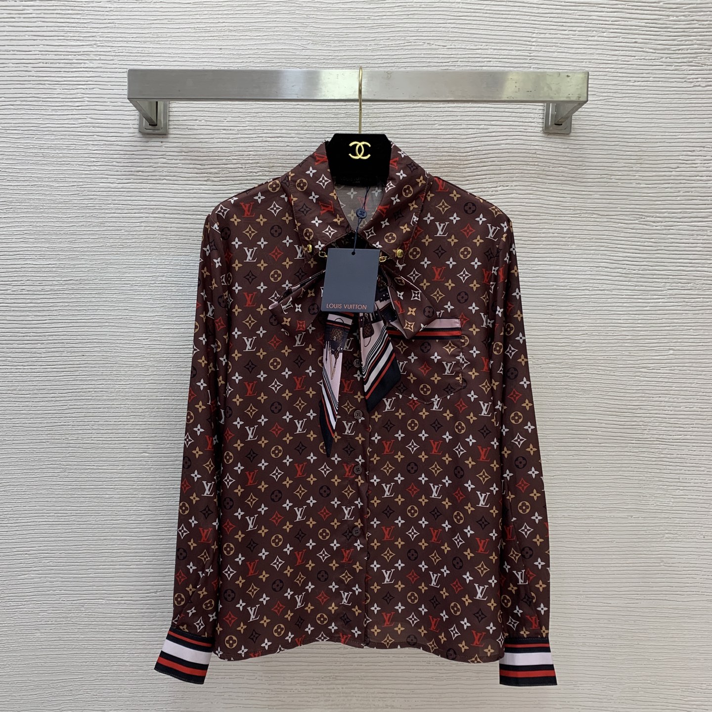 NO:697429,Style No. D26010742 LOUIS*LV’s new custom-made imitation silk fabric, gold chain decorated lace-up bow loose and versatile long-sleeved shirt!  (M size shoulder width 41, chest 102, sleeve length 59, dress length 63) hair,,louis vuitton,louis vuitton,louis vuitton,louis vuitton,real silk,19860909款号D26010742 LOUIS*驴家LV新款定制仿真丝面料、金色链条装饰系带蝴蝶结宽松百搭长袖衬衣！（M码肩宽41,胸围102,袖长59,衣长63）发,,louis vuitton,louis vuitton,louis vuitton,louis vuitton,real silk,,Women's clothing