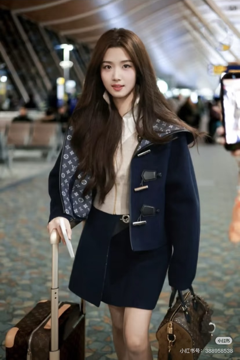 NO:697425,Style No. D26010728 LOUIS*Lvjia LV’s new temperament and fashionable woolen suit!  Leather rope buckle placket short hooded woolen jacket top chain decorated high-waisted A-line skirt skirt!  Navy blue, (M size bust 102, sleeve length 62, dress length 48; waist 70, skirt length 42) hair,,louis vuitton,louis vuitton,louis vuitton,louis vuitton,skirts,jackets & coats,hats,19860909款号D26010728 LOUIS*驴家LV新款 气质时尚毛呢套装！皮革套绳扣门襟短款连帽毛呢外套上衣链条装饰高腰A字短裙半身裙！藏蓝色,（M码胸围102,袖长62,衣长48；腰围70,裙长42）发,,louis vuitton,louis vuitton,louis vuitton,louis vuitton,skirts,jackets & coats,hats,,Women's clothing