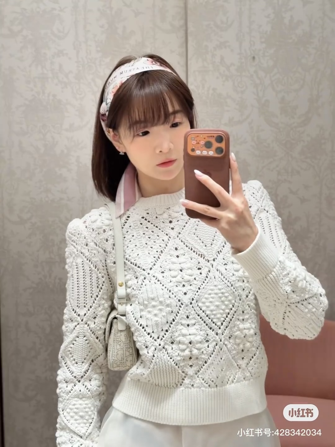 NO:697418,Model No. G26010740 Dio* new high-end customized wool yarn fabric, hollow see-through grainy hook pattern classic CD little bee embroidery logo round neck pullover long-sleeved sweater top!  Off-white, 36-38-40 (38 size bust 96, sleeve length 63, dress length 53) hair,,dior,19860909款号G26010740 Dio*新款 高端定制羊毛纱线面料、镂空透视颗粒感勾花经典CD小蜜蜂刺绣徽标圆领套头长袖针织衫上衣！米白色,36-38-40（38码胸围96,袖长63,衣长53）发,,dior,,Women's clothing