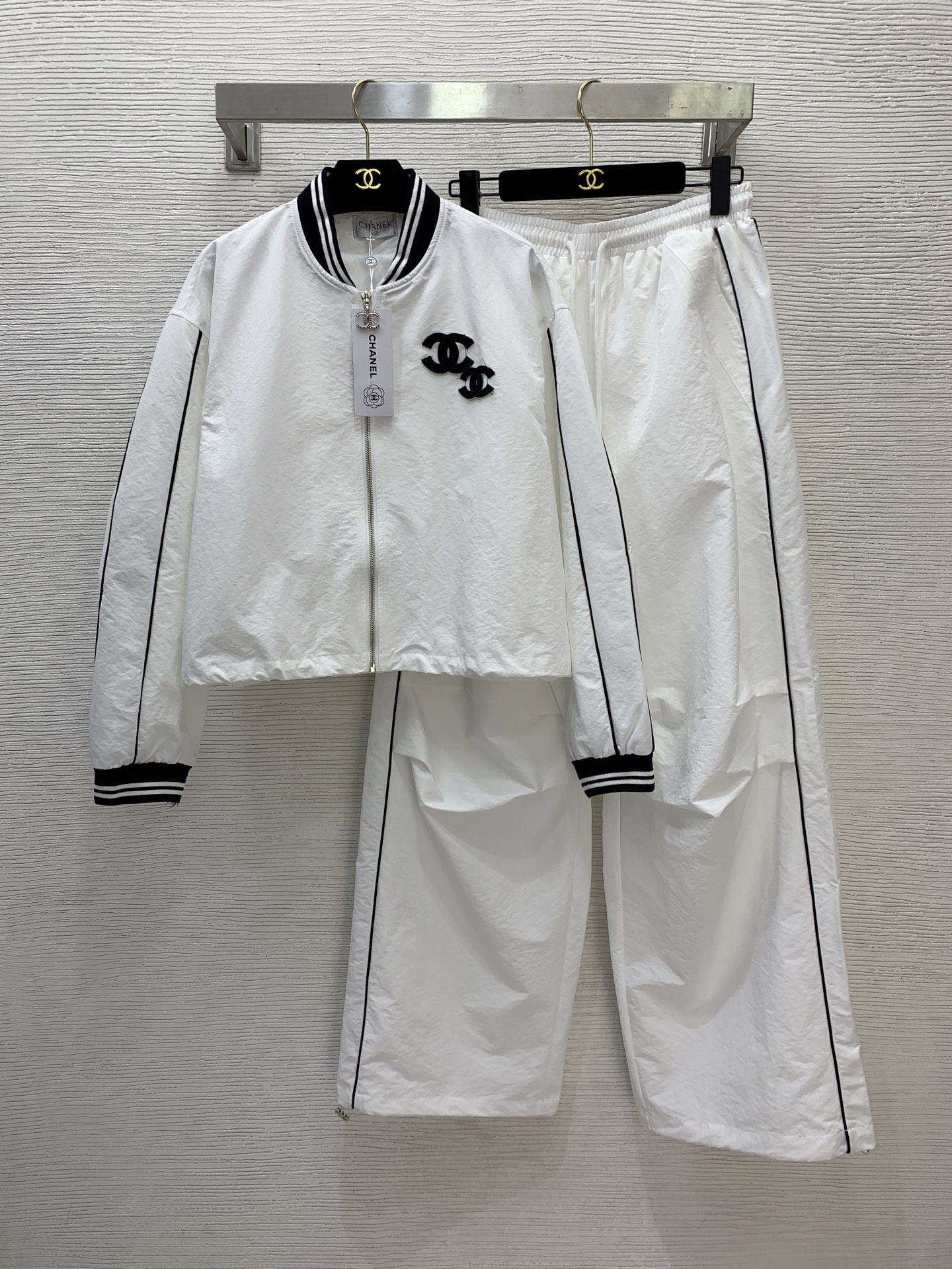 NO:707839,Style No. G26010843 CHANE’s latest fashionable, casual and versatile sports suit!  Double C logo embellished short zipper jacket with contrasting edges and loose wide-leg casual pants!  Navy blue, white, (M size shoulder width 51, bust 122, sleeve length 53, dress length 52; waist 64 elastic, hip 106, pants length 111) hair,,chanel,jackets & coats,jackets & coats,19860909款号G26010843 CHANE*新款 时尚休闲百搭运动套装！双C徽标装饰短款夹克拉链外套撞色边宽松阔腿休闲裤！藏蓝色、白色、 （M码肩宽51,胸围122,袖长53,衣长52；腰围64可弹力,臀围106,裤长111）发,,chanel,jackets & coats,jackets & coats,,Women's clothing