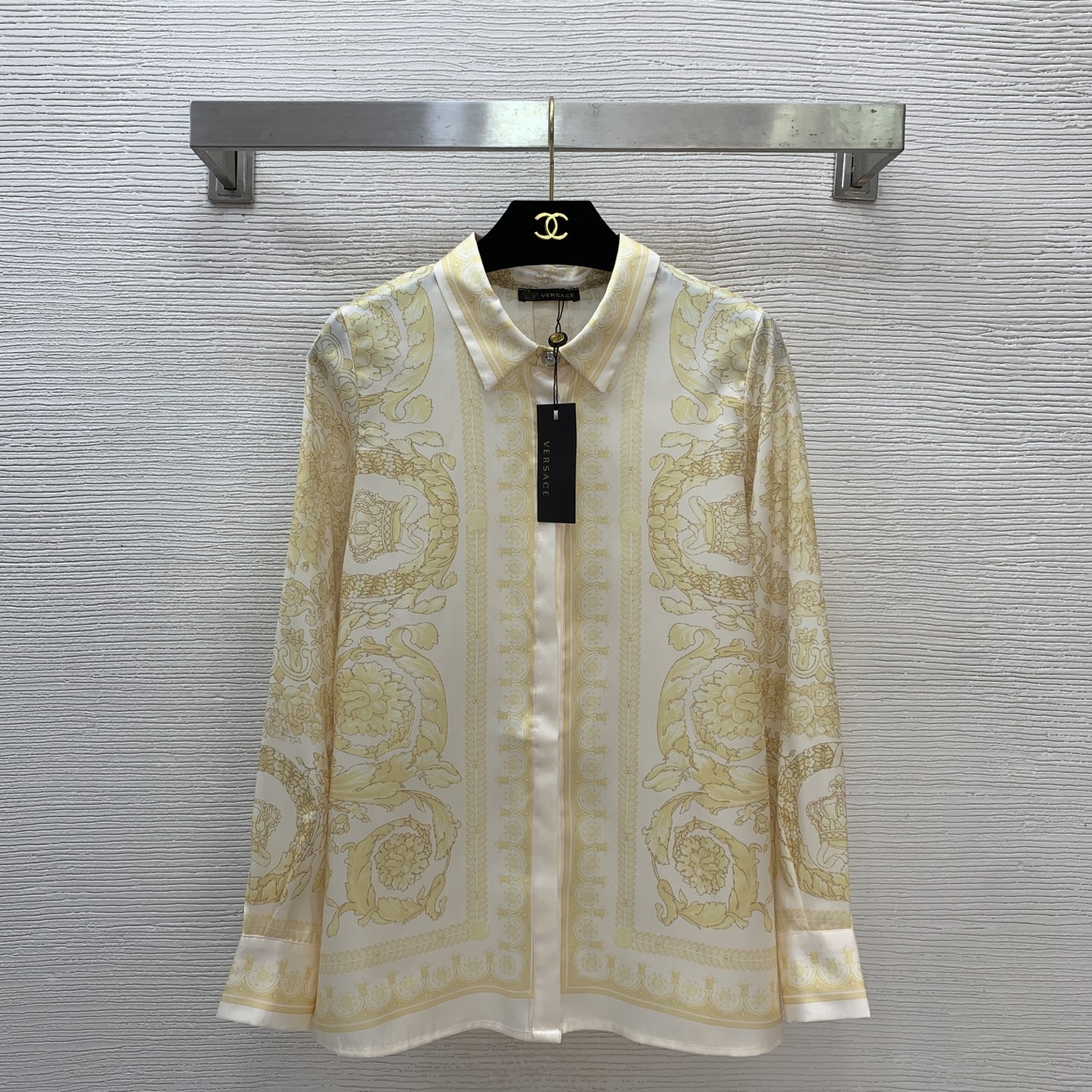 NO:701011,Model No. D26011027 VERSAC* new style Baroque retro printed buttoned lapel loose and fashionable long-sleeved shirt!  (M size shoulder width 36, bust 98, sleeve length 59, dress length 66), Versace-clothing,versace,versace,19860909款号D26011027 VERSAC*新款 巴洛克复古印花系扣翻领宽松时尚长袖衬衣！（M码肩宽36,胸围98,袖长59,衣长66）,范思哲-服装,versace,versace,,Women's clothing