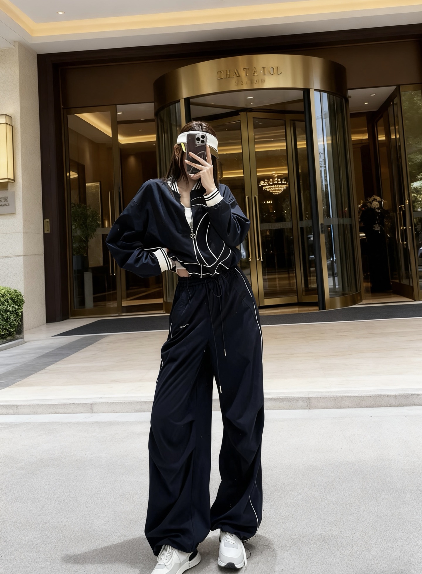 NO:701026,Style No. G26010843 CHANE’s latest fashionable, casual and versatile sports suit!  Double C logo embellished short zipper jacket with contrasting edges and loose wide-leg casual pants!  Navy blue, white, (M size shoulder width 51, bust 122, sleeve length 53, clothing length 52; waist 64 elastic, hip 106, pants length 111), Chanel-clothing,chanel,chanel,jackets & coats,jackets & coats,19860909款号G26010843 CHANE*新款 时尚休闲百搭运动套装！双C徽标装饰短款夹克拉链外套撞色边宽松阔腿休闲裤！藏蓝色、白色、 （M码肩宽51,胸围122,袖长53,衣长52；腰围64可弹力,臀围106,裤长111）,香奈儿-服装,chanel,chanel,jackets & coats,jackets & coats,,Women's clothing