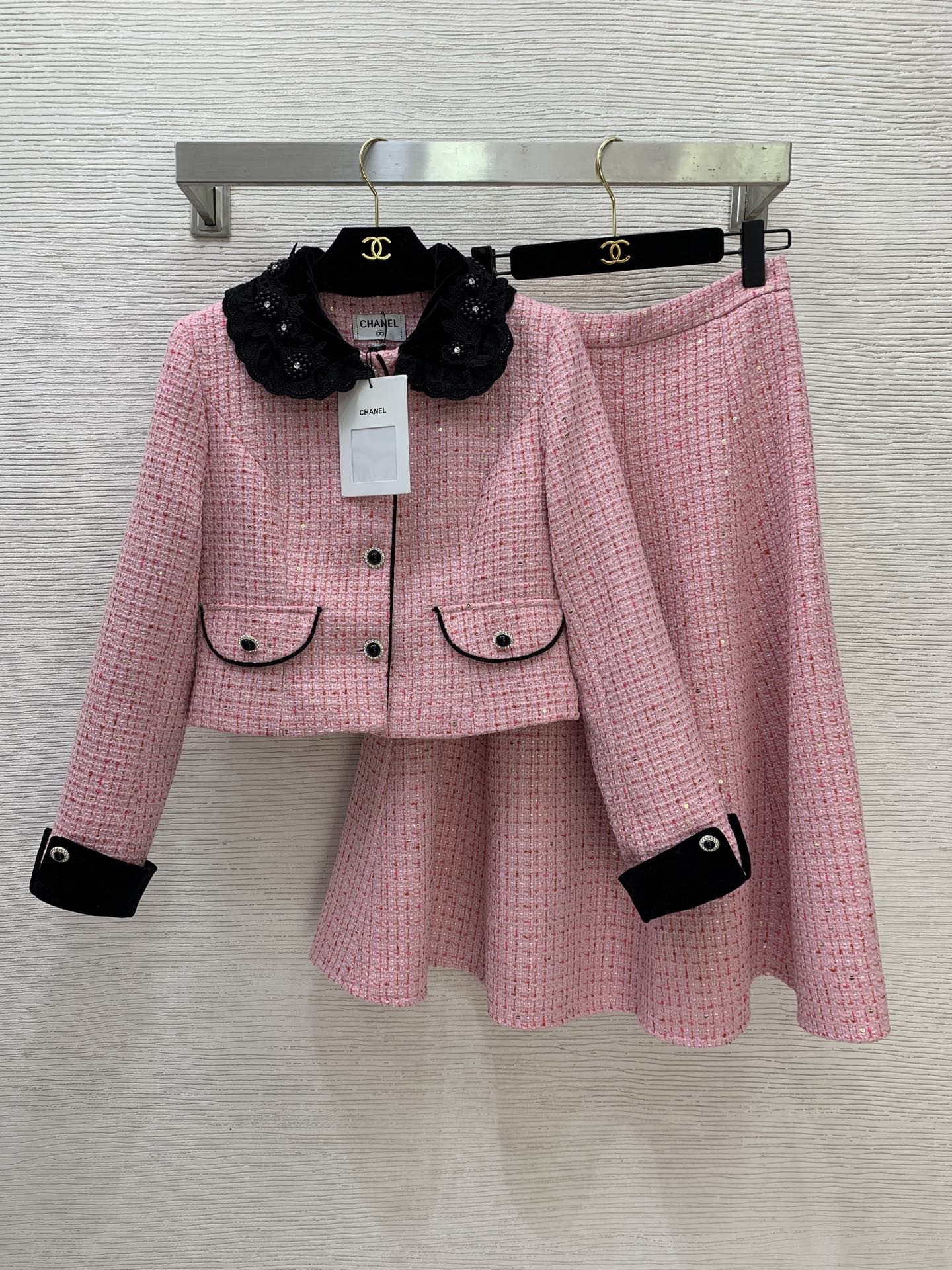 NO:708612,Model No. G26011052 CHANE* new high-end custom-made little fragrance suit with the temperament of a wealthy lady!  Velvet spliced ​​cuffs, contrasting lapel short jacket, high-waisted A-line long skirt!  Khaki, pink, 36.38.40.42 (size 38: shoulder width 37, bust 88, sleeve length 57, dress length 46; waist 68, skirt length 74) hair,,chanel,skirts,jackets & coats,19860909款号G26011052 CHANE*新款 高端定制千金大小姐气质小香风套装！丝绒拼接袖口撞色翻领短款外套高腰A字长款半身裙！卡其色、粉色、36.38.40.42（38码:肩宽37,胸围88,袖长57,衣长46；腰围68,裙长74）发,,chanel,skirts,jackets & coats,,Women's clothing