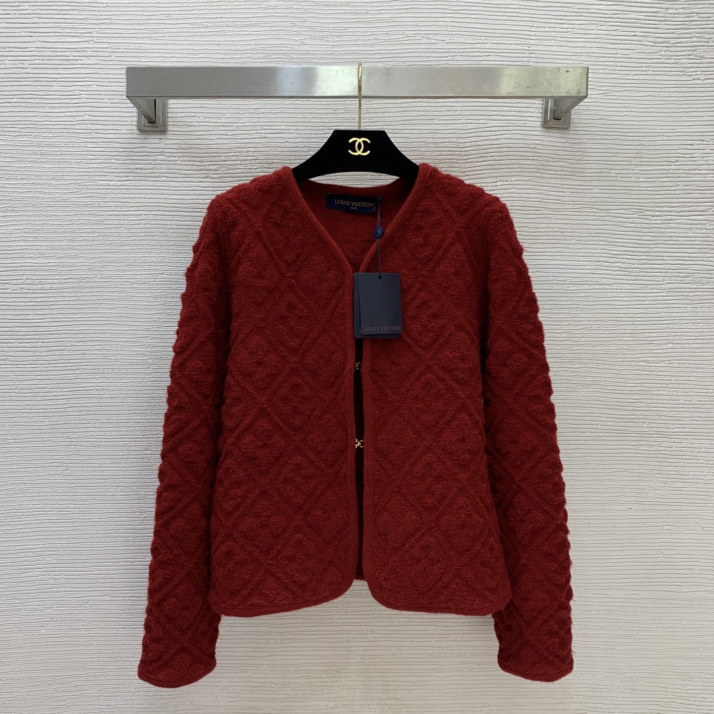 NO:709260,Style number G11262 LOUIS*Lvjia LV new high-end customized wool yarn fabric, three-dimensional rhombus embossed letter logo hardware buckle short fashion small V-neck long-sleeved knitted cardigan jacket!  Apricot, red, black, (M size shoulder width 39, bust 94, sleeve length 60, dress length 56) hair,,louis vuitton,louis vuitton,louis vuitton,louis vuitton,jackets & coats,19860909款号G11262 LOUIS*驴家LV新款 高端定制羊毛纱线面料、立体感菱格压花字母logo五金扣短款时尚小V领长袖针织开衫外套！杏色、红色、黑色、（M码肩宽39,胸围94,袖长60,衣长56）发,,louis vuitton,louis vuitton,louis vuitton,louis vuitton,jackets & coats,,Women's clothing