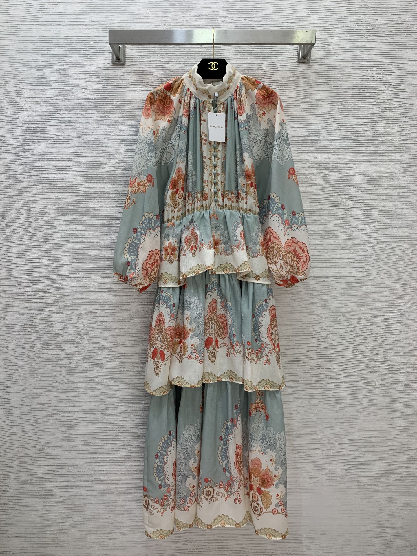 NO:708617,Style No. G26011025 ZIMMERMA*N Australian brand, high-end custom-made linen blended fabric, lining and banding technology, fashionable retro print, half-breasted placket, layered cake-style ruffles, slim waist, wide hem, long stand-up collar, lantern sleeve dress!  1.2.3.4/SMLXL (size 2, bust 86~90, waist 70 elastic, raglan sleeve length 65, dress length 134) wholesale,,skirts,19860909款号G26011025 ZIMMERMA*N兹默曼澳洲品牌 高端定制亚麻混纺面料、内里包边包条工艺时尚复古印花半排扣门襟层层蛋糕式荷叶边拼接收腰显瘦大摆长款立领灯笼袖连衣裙！1.2.3.4/SMLXL（2码胸围86～90,腰围70可弹力,连肩袖长65,衣长134）批发,,skirts,,Women's clothing