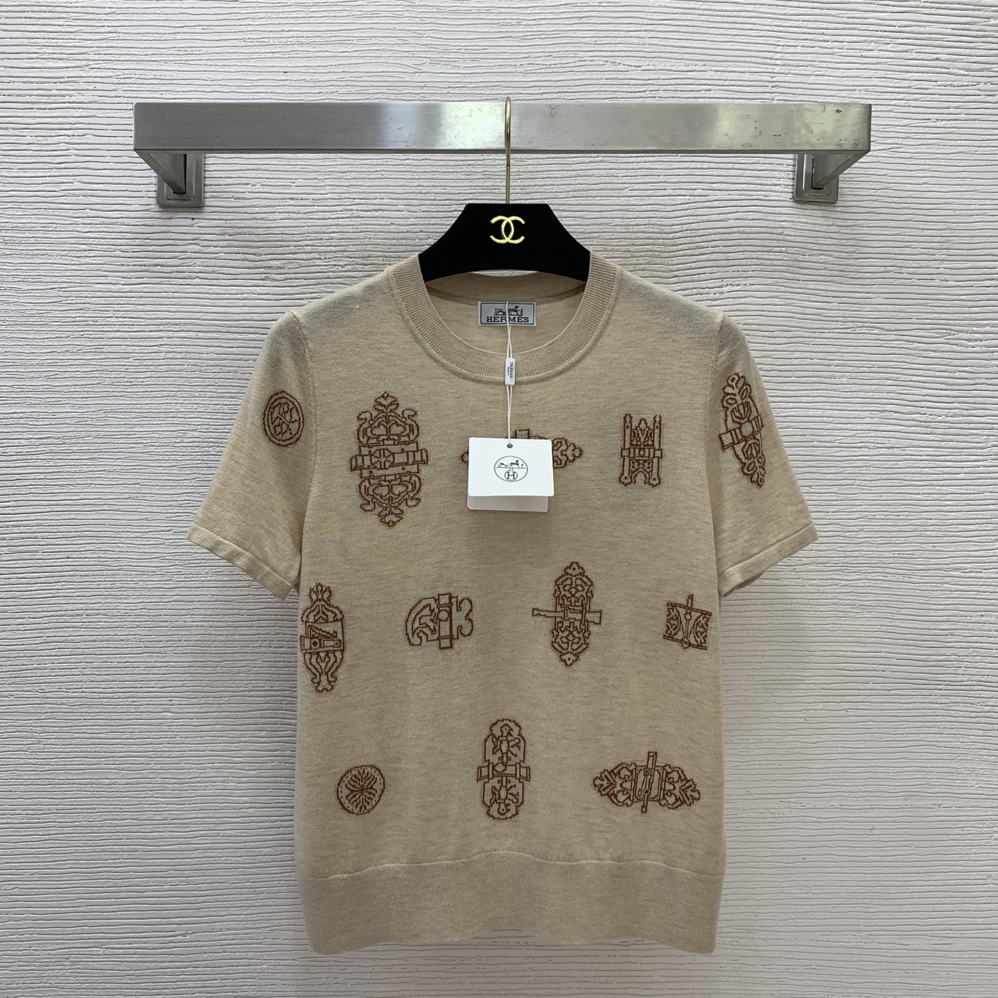 NO:731690,Style number G26011274 Hermè* 2026 spring and summer new style, high-end customized wool blend fabric, geometric pattern jacquard round neck short-sleeved sweater top!  Apricot, black, (S size shoulder width 35, chest 86, sleeve length 20, dress length 54) hair, hermes, T-shirt,19860909款号G26011274 Hermè*2026年春夏新款 高端定制羊毛混纺面料、几何图案提花圆领短袖针织衫上衣！杏色、黑色、 （S码肩宽35,胸围86,袖长20,衣长54）发,,hermes,T-shirt,,Women's clothing