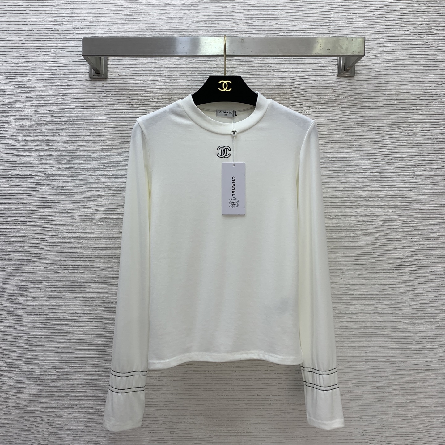 NO:702309,Model No. D26011247 Chane* new style double C letter embroidered logo on the chest, slim fit and high elastic round neck long-sleeved bottoming shirt top!  Black, white, (M size bust 78, sleeve length 63, dress length 55), Chanel-clothing, chanel, chanel,19860909款号D26011247 Chane*新款 胸前双C字母刺绣徽标 修身显瘦高弹力圆领长袖打底衫上衣！黑色,白色,（M码胸围78,袖长63,衣长55）,香奈儿-服装,chanel,chanel,,Women's clothing