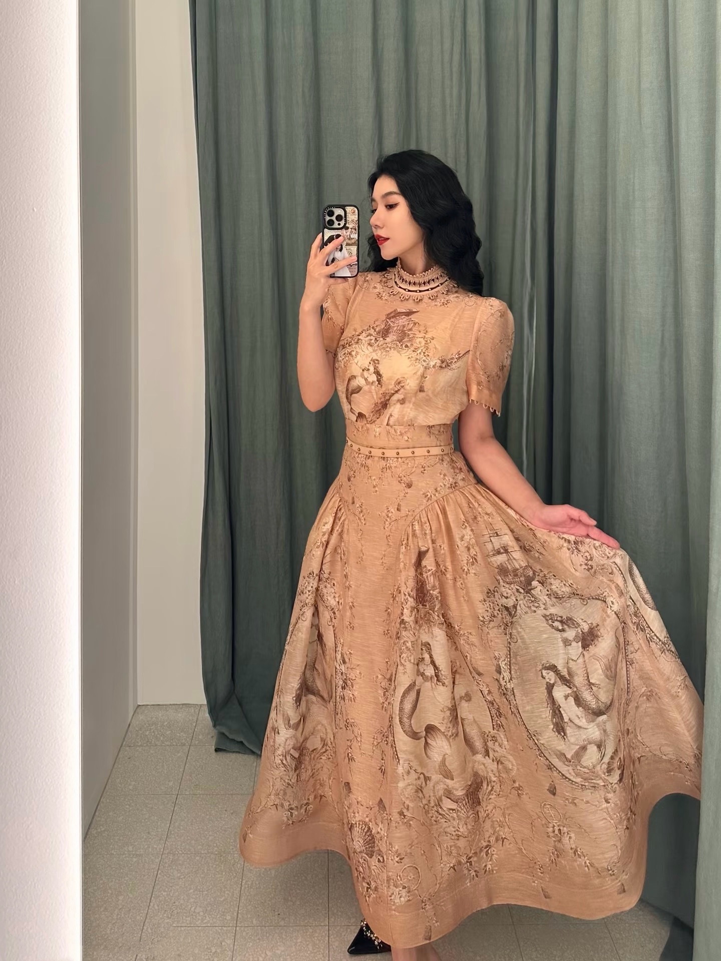 NO:708298,Style No. G26010975 ZIMMERMA*N Zimmerman Australian brand high-end custom fashion printed mermaid pattern two-piece suit!  Heavy beaded stand-up collar slim-fitting short-sleeved shirt top (with inner suspenders) high-waisted pleated skirt with wide hem (with belt) 1.2.3.4/SMLXL (size 2 shoulder width 36, bust 86, sleeve length 25, length 59; inner bust 82 super elastic, length 38 excluding shoulder straps; waist 72, skirt length 93) Hair,,skirts,T-shirt,19860909款号G26010975 ZIMMERMA*N 兹默曼澳洲品牌 高端定制时尚印花美人鱼♀图案两件套装！重工钉珠立领修身显瘦短袖衬衣上衣（配内搭吊带）高腰压褶大摆半身裙（配腰带）1.2.3.4/SMLXL（2码肩宽36,胸围86,袖长25,衣长59；内搭胸围82超弹力,长度38不含肩带；腰围72,裙长93）发,,skirts,T-shirt,,Women's clothing