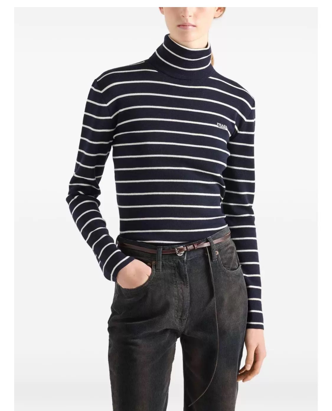 NO:708297,Style number G26010913 PRAD*A 2026 early spring new high-end customized wool yarn fabric is soft and skin-friendly!  Contrast color striped embroidered letter logo slim fit turtleneck stretch knit sweater bottoming top!  (M size shoulder width 37, chest 84, sleeve length 61, dress length 56),, prada,19860909款号G26010913 PRAD*A2026年早春新款 高端定制羊毛纱线面料柔软亲肤！撞色条纹刺绣字母logo徽标修身显瘦高领弹力针织衫打底上衣！（M码肩宽37,胸围84,袖长61,衣长56）,,prada,,Women's clothing