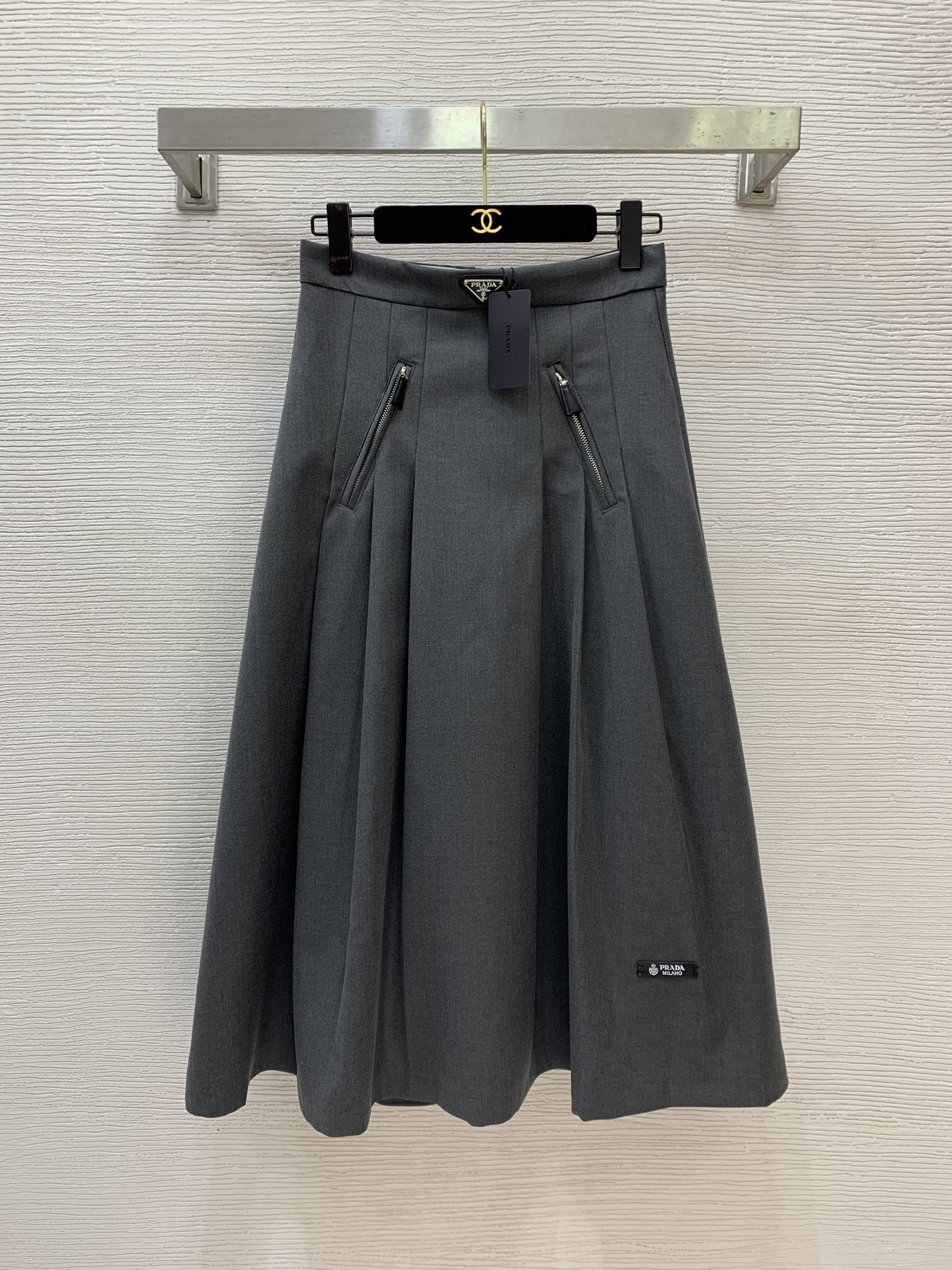 NO:708615,Style No. G26011042 PRAD*A new style P home customized classic inverted triangle logo leather small logo logo decorated pleated skirt high waist slim long skirt!  Gray, black, (M size waist 70, skirt length 81) hair, prada, skirts,19860909款号G26011042 PRAD*A新款 P家定制经典倒三角标logo皮革小标志徽标装饰压褶裙摆高腰显瘦长款半身裙！灰色、黑色、（M码腰围70,裙长81）发,,prada,skirts,,Women's clothing