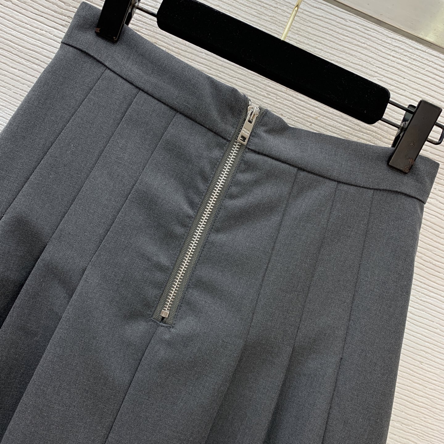 款号G PRAD*A新款 P家定制经典倒三角标logo皮革小标志徽标装饰压褶裙摆高腰显瘦长款半身裙！灰色