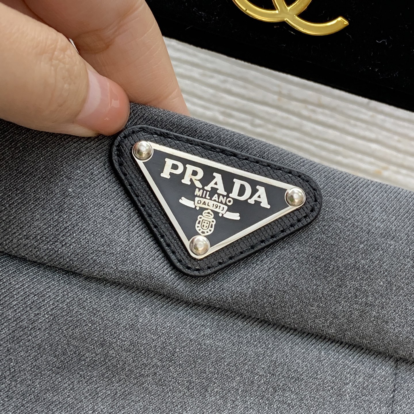 款号G PRAD*A新款 P家定制经典倒三角标logo皮革小标志徽标装饰压褶裙摆高腰显瘦长款半身裙！灰色