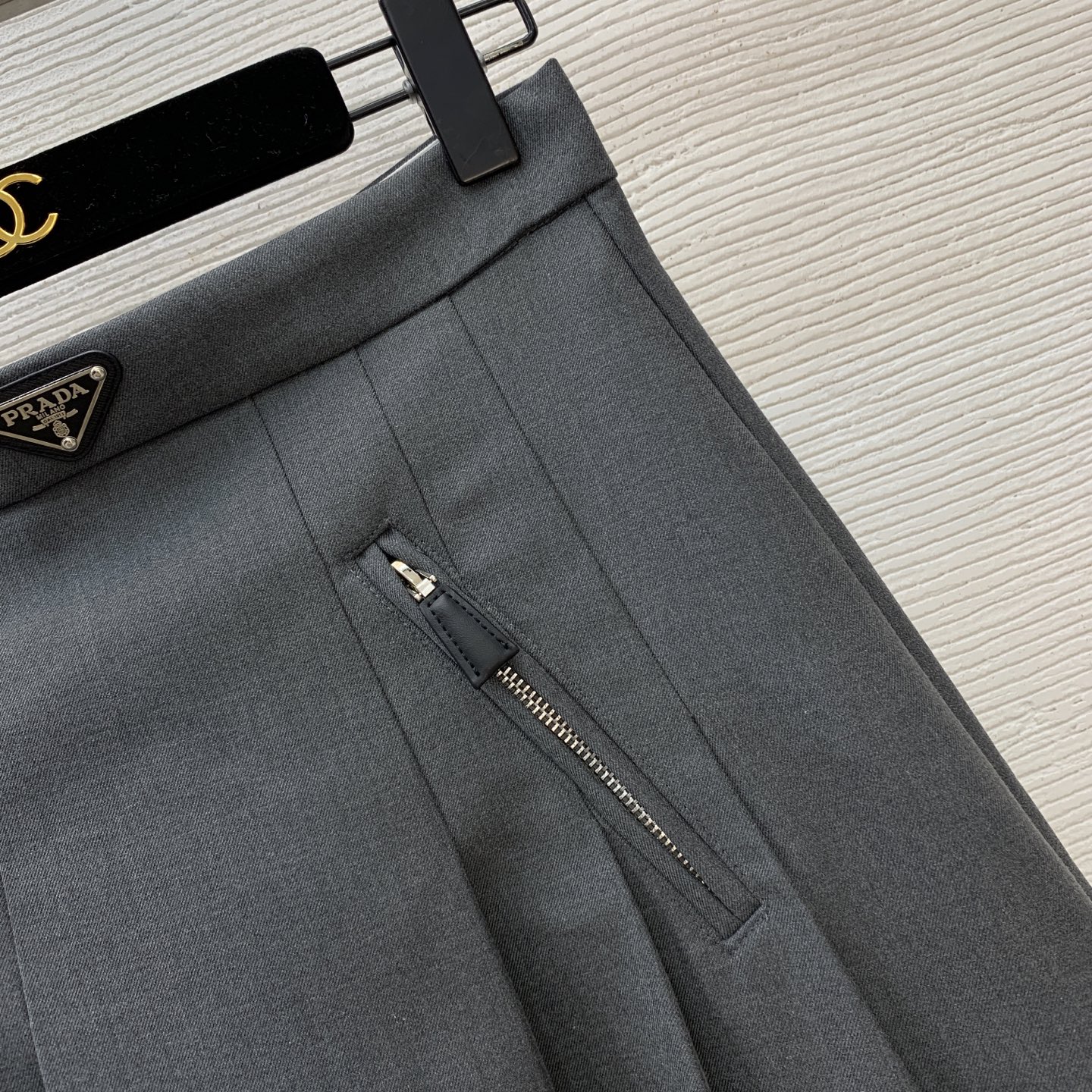 款号G PRAD*A新款 P家定制经典倒三角标logo皮革小标志徽标装饰压褶裙摆高腰显瘦长款半身裙！灰色