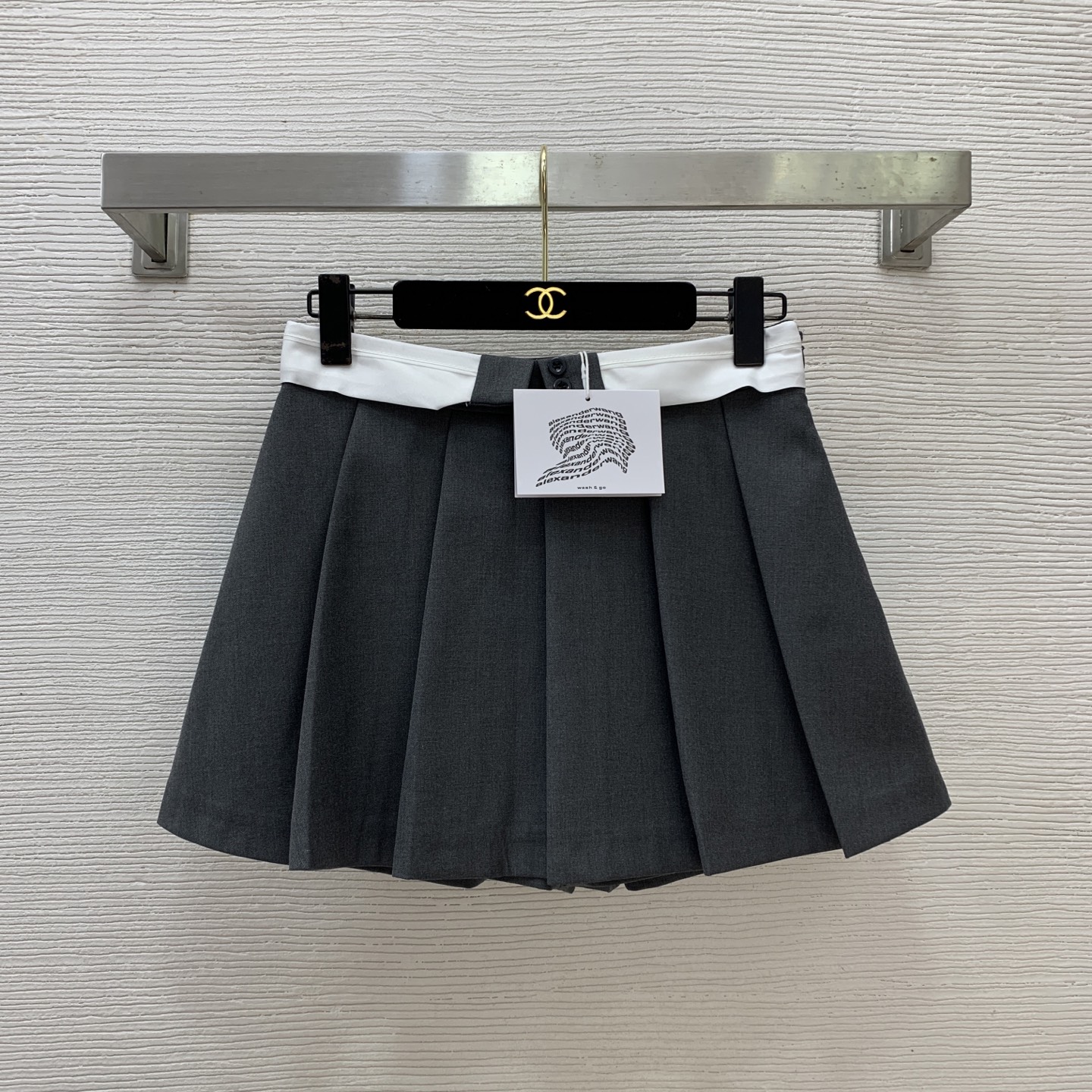 NO:702298,Model No. D2601342 Alexander Wan* Wangjia’s new model, customized fake two-piece design with contrasting color cuffing at the waist, pleated pleated high-waist slim shorts skirt!  Gray, black, (M size waist 70, hips 96, skirt length 35), Alexander Wang-clothing, alexander wang,skirts,shorts,19860909款号D2601342 Alexander Wan*大王家新款 定制假两件设计腰间撞色翻边前片百褶压褶高腰显瘦短裤裙！灰色,黑色,（M码腰围70,臀围96,裙裤长35）,亚历山大王-服装,alexander wang,skirts,shorts,,Women's clothing