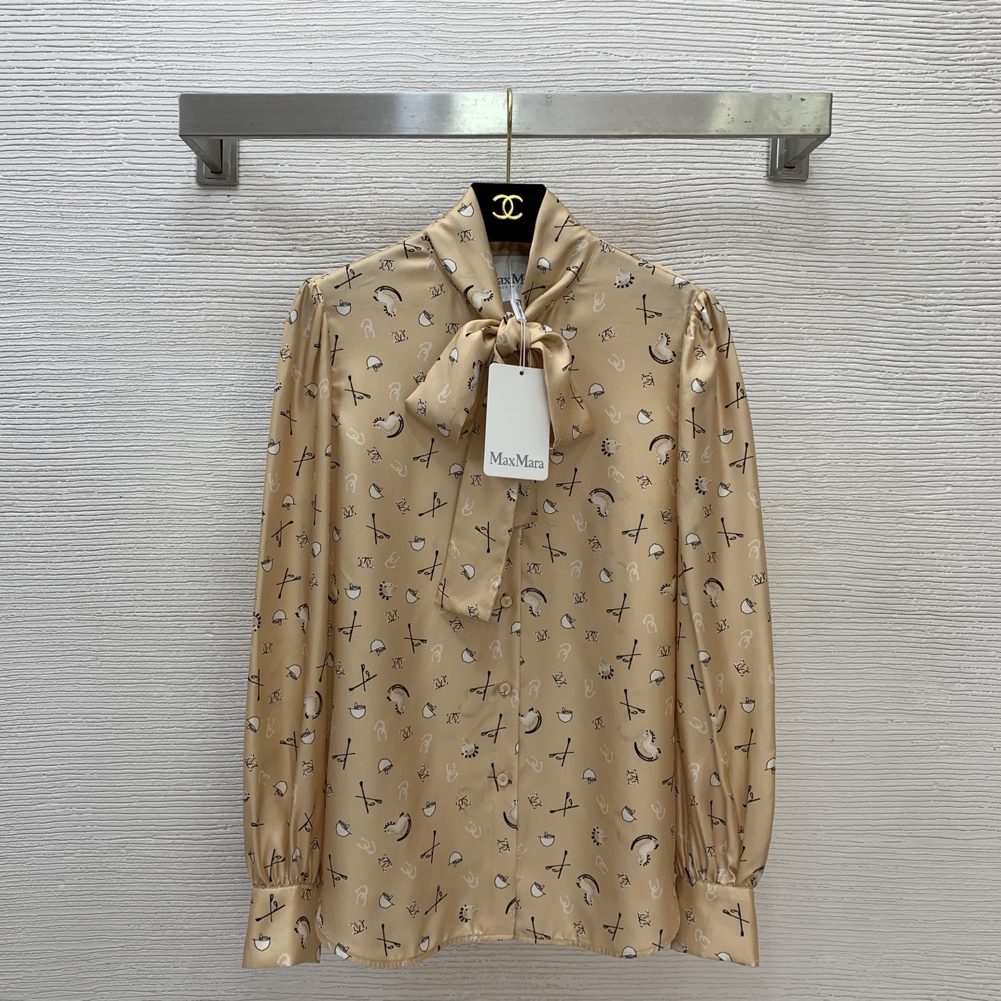 NO:712715,Model No. G26011578 MaxMar*a’s new 2026 zodiac year of the horse limited edition high-end customized high-end heavy mulberry silk twill fabric, all-over pony pattern M letter printing lace-up bow fluttering collar loose temperament long-sleeved silk shirt!  Red, apricot, (M size shoulder width 36, bust 100, sleeve length 61, dress length 66) hair, real silk,19860909款号G26011578 MaxMar*a新款2026年生肖马年限定款高端定制精品重磅桑蚕丝斜纹绸面料、满幅小马图案M字母印花系带蝴蝶结飘带领宽松气质长袖真丝衬衣！红色、杏色、 （M码肩宽36,胸围100,袖长61,衣长66）发,,real silk,,Women's clothing