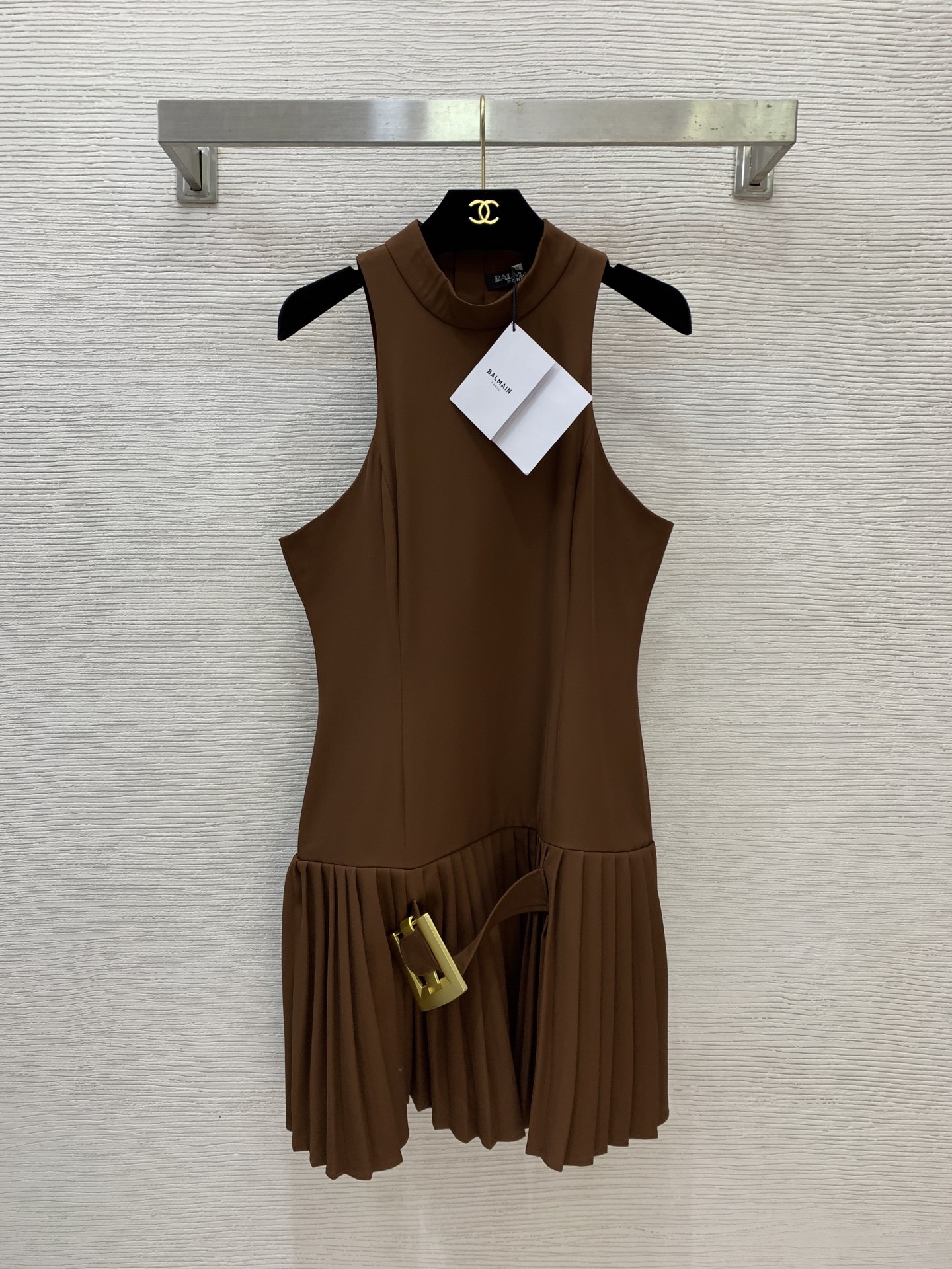NO:710039,Model No. D26011473 Balmai* Balmai's new style, large golden buttons decorated with pleated skirt, fashionable and age-reducing stand-up collar sleeveless vest dress!  Black, brown, (M size bust 88, skirt length 87) hair, balmain, skirts,19860909款号D26011473 Balmai*巴曼新款 金色大扣头装饰压褶裙摆时尚减龄立领无袖背心连衣裙！黑色、棕色、 （M码胸围88,裙长87）发,,balmain,skirts,,Women's clothing