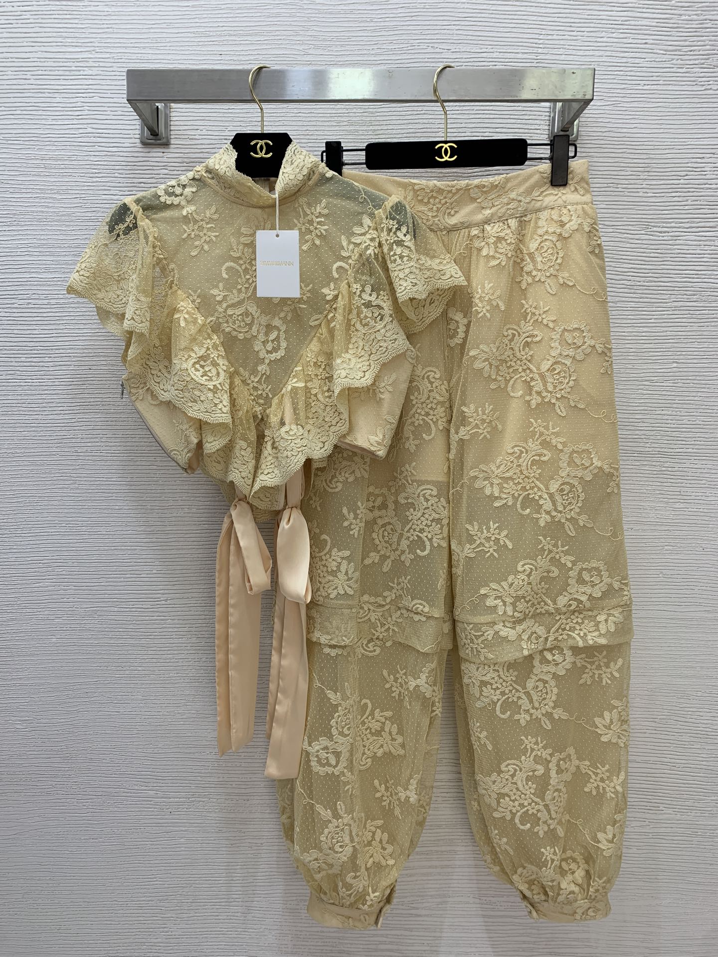 NO:713030,Style number G26011573 ZIMMERMA*N ZIMMERMA 2026 spring and summer new high-end customized heavy-duty lace hook-and-loop fabric fashionable and sexy two-piece suit!  Ruffled side zipper straps, short stand-up collar lace top, loose and versatile, cinch-feet bloomers and trousers!  Apricot, black, 1.2.3.4.5/S～XXL (M size shoulder width 36, bust 90, sleeve length 13, dress length 46; waist 72, hip 104, pants length 101) hair,,19860909款号G26011573 ZIMMERMA*N 兹默曼2026年春夏新款 高端定制重工蕾丝勾花面料时尚性感两件套装！荷叶边拼接侧拉链绑带短款立领蕾丝上衣宽松百搭收脚灯笼裤长裤！杏色、黑色、1.2.3.4.5/S～XXL（M码肩宽36,胸围90,袖长13,衣长46；腰围72,臀围104,裤长101）发,,,Women's clothing