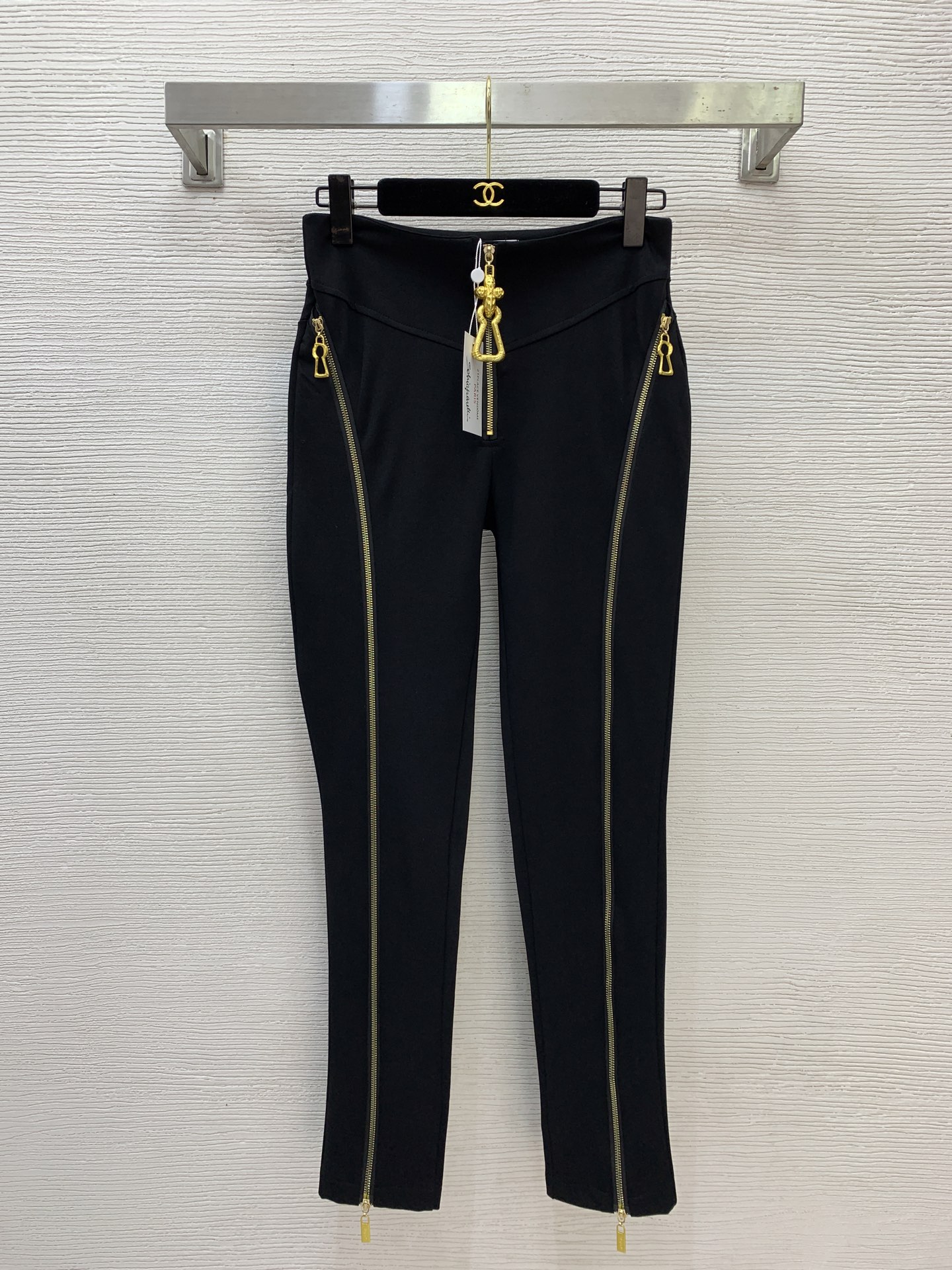 NO:710023,Model No. D26011472 Schiapare*li Schiapareli's new letter logo hardware accessories zipper personalized design slimming stretch tight boot pants small feet pants!  Black, (size L waist 70, pants length 97/fabric is stretchy),,boots,19860909款号D26011472 Schiapare*li夏帕瑞利新款 字母logo五金配件拉链个性设计修身显瘦弹力紧身靴裤小脚裤！黑色, （L码腰围70,裤长97/面料有弹力）,,boots,,Women's clothing