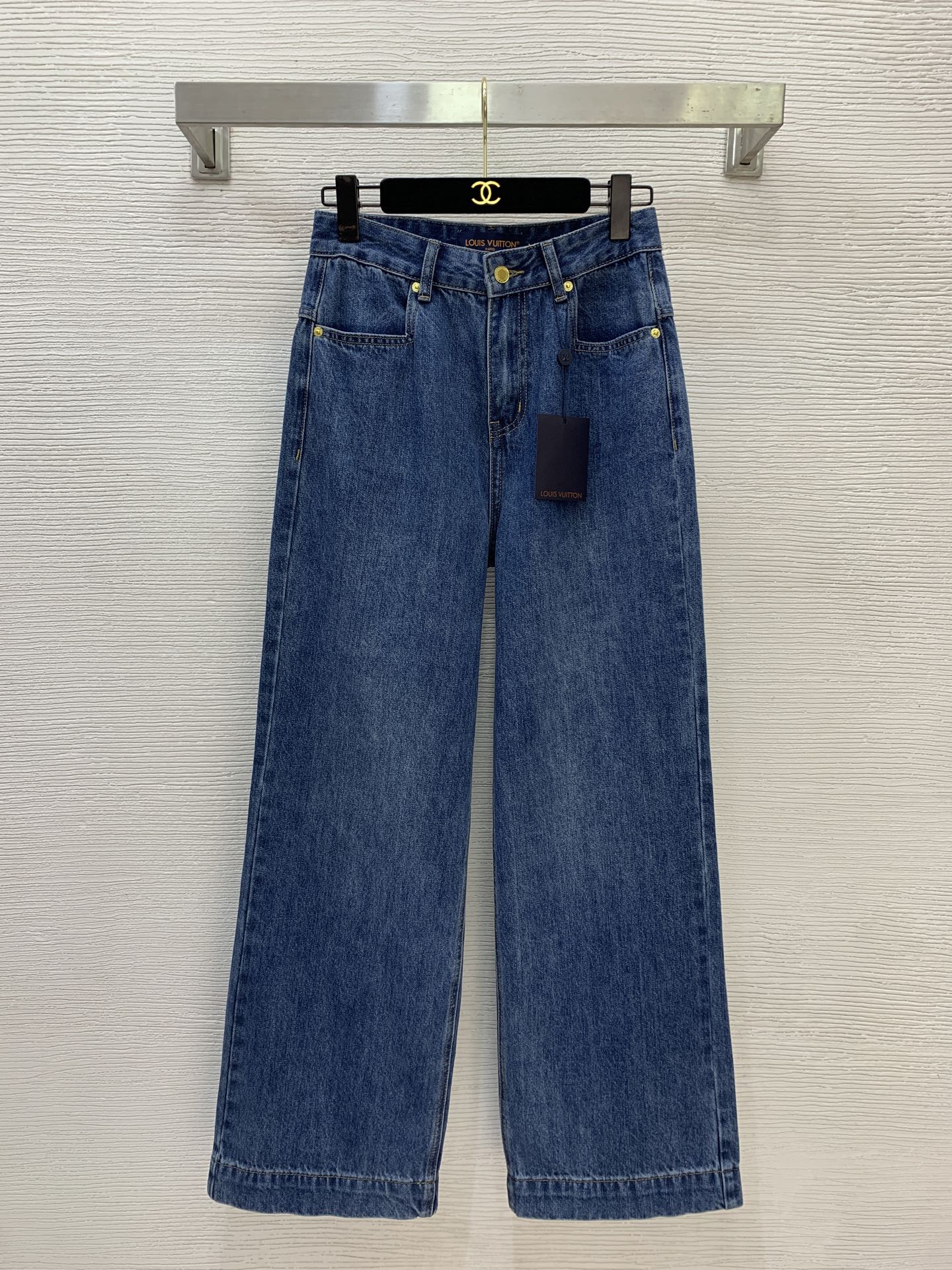 NO:710972,Style No. G26011573 LOUIS* Lujia LV’s new high-end customized washed denim cotton fabric, using letter logo hardware accessories, classic presbyopia print and splicing, loose and fashionable straight wide-leg jeans!  (M size waist 70, hips 98, pants length 104),Louis Vuitton-clothing,louis vuitton,louis vuitton,louis vuitton,louis vuitton,louis vuitton,jeans,19860909款号G26011573 LOUIS*驴家LV新款 高端定制洗水牛仔棉面料、采用字母logo五金配件经典老花印花拼接宽松时尚直筒阔腿牛仔裤！（M码腰围70,臀围98,裤长104）,路易威登-服装,louis vuitton,louis vuitton,louis vuitton,louis vuitton,louis vuitton,jeans,,Women's clothing