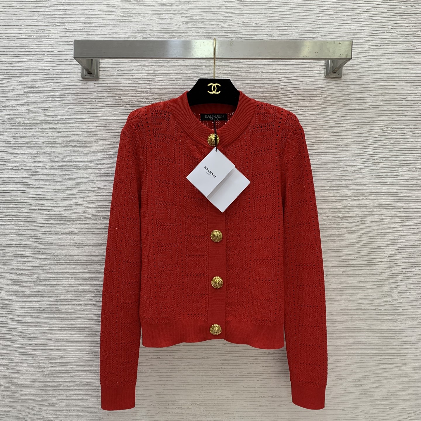 NO:712714,Model No. D26011543 Balmai*Baman’s new custom-made classic threaded lion head metal buckle placket round neck long-sleeved short knitted cardigan top!  Purple, red, (M size bust 86, sleeve length 61, dress length 51) hair, balmain,19860909款号D26011543 Balmai*巴曼新款 定制经典螺纹狮子头金属扣门襟圆领长袖短款针织开衫上衣！紫色、红色、 （M码胸围86,袖长61,衣长51）发,,balmain,,Women's clothing