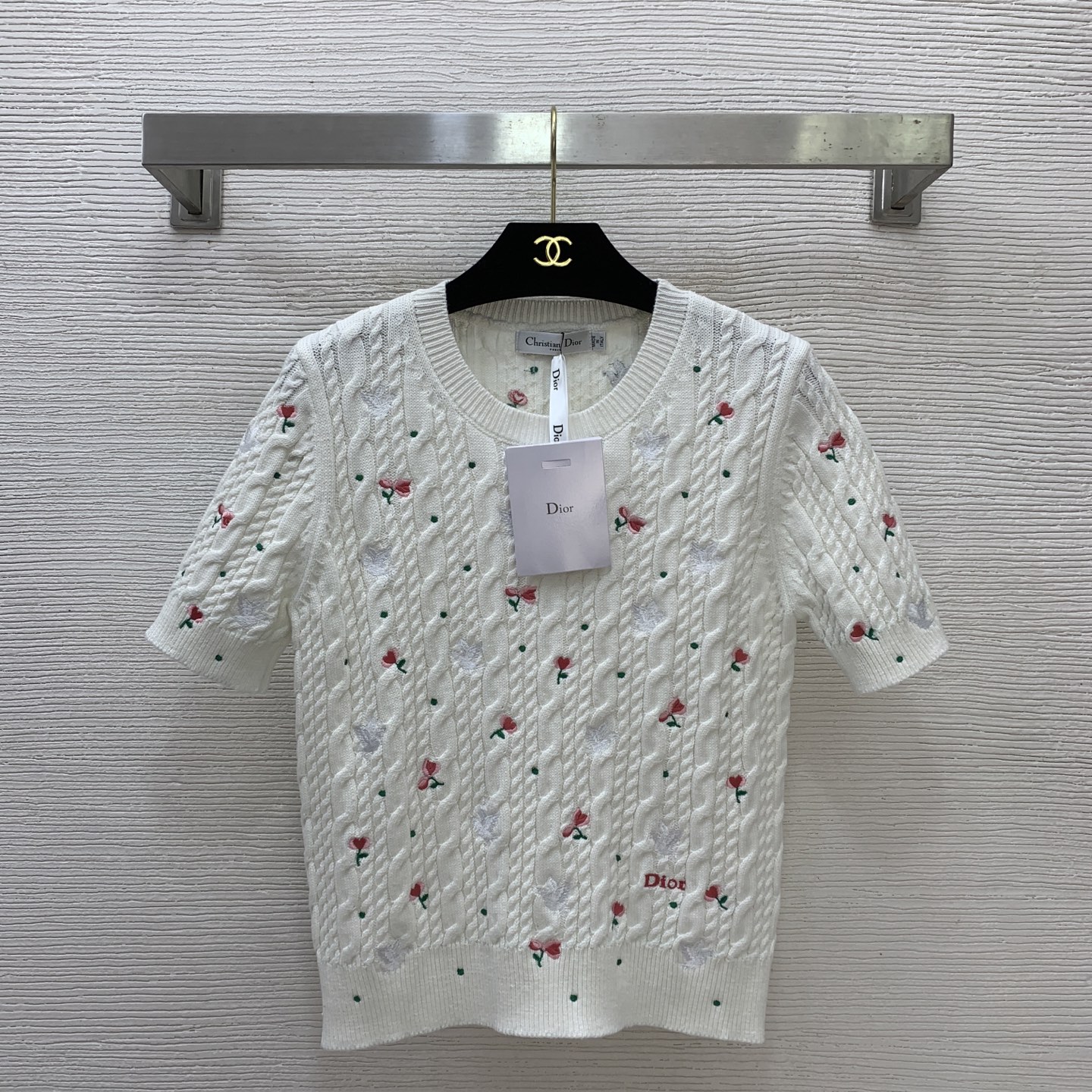NO:710986,Model No. G26011538 Dio* new high-end customized heavy-duty embroidered bird and flower pattern braided round neck pullover short-sleeved sweater top!  (M size shoulder width 37, chest 80, sleeve length 23, clothing length 53), Dior-clothing, dior, dior, T-shirt,19860909款号G26011538 Dio*新款 高端定制重工刺绣小鸟花朵图案麻花纹编织圆领套头短袖针织衫上衣！（M码肩宽37,胸围80,袖长23,衣长53）,迪奥-服装,dior,dior,T-shirt,,Women's clothing