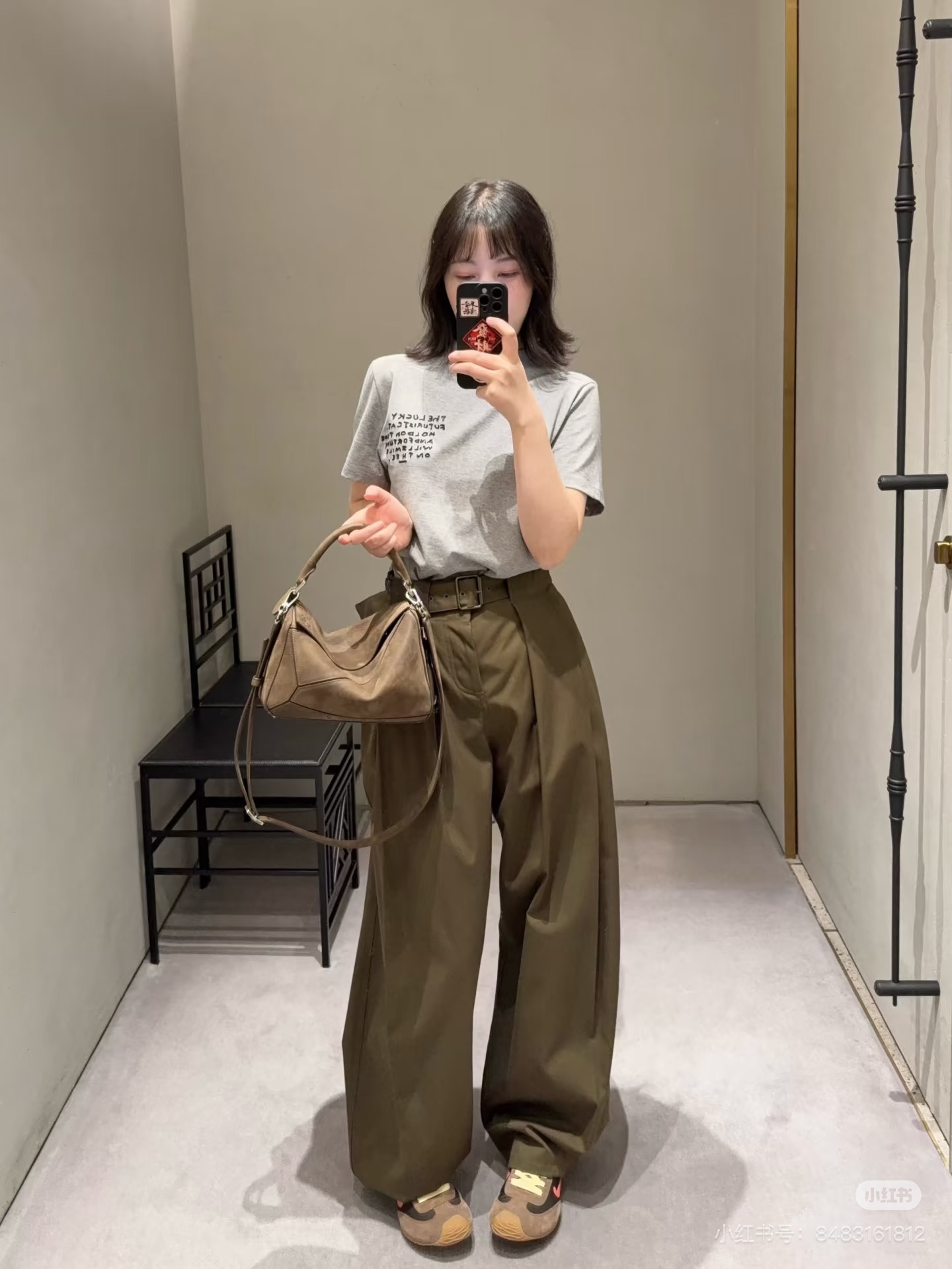 NO:743100,The highest version on the market, the girl will inspect the goods, trim the three marks on the threads, and take pictures of the goods and take videos. If you want quality and service, please add me on WeChat, and we will not accept urgent orders. Style number D26011342 LOEW* The latest version of the highest version on the market, the little girl will inspect the goods, trim the three marks on the threads, show pictures of the goods, and take videos. If you want quality and service, please add me on WeChat, and we will not accept urgent orders. Letter logo accessories, waist leather decoration, pleated, loose, fashionable commuting trousers and casual trousers!  Black, brown, (M size waist 74, pants length 101), Loewe-clothing, loewe, loewe,19860909市面最高版本小妹验货、修剪线头上三标、货可图及拍视频,要品质要服务的加我微信,不接急单.款号D26011342 LOEW*新市面最高版本小妹验货、修剪线头上三标、货可图及拍视频,要品质要服务的加我微信,不接急单.款 字母logo配件腰间皮革装饰压褶宽松时尚通勤西裤休闲长裤！黑色、咖绿色、（M码腰围74,裤长101）,罗意威-服装,loewe,loewe,,Women's clothing