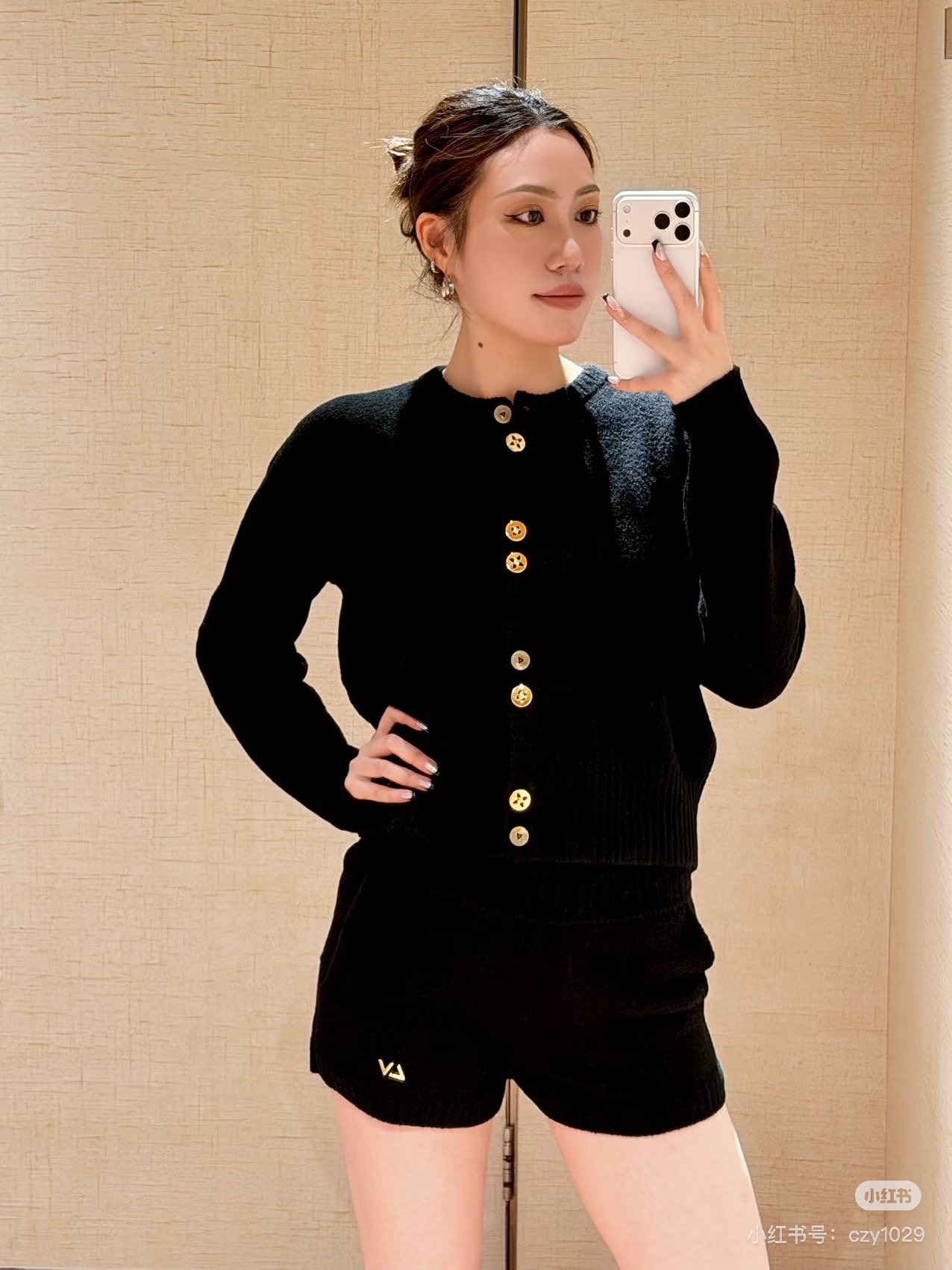 NO:702493,Style number G26011374 LOUIS*Lvjia LV new high-end customized cashmere fabric is soft and comfortable!  Single breasted placket round neck long sleeve short knitted cardigan top!  Black, red, (M size shoulder width 42, bust 94, sleeve length 63, dress length 54), Louis Vuitton-clothing,louis vuitton,louis vuitton,louis vuitton,louis vuitton,louis vuitton,19860909款号G26011374 LOUIS*驴家LV新款 高端定制山羊绒面料柔软舒适！单排扣门襟圆领长袖短款针织开衫上衣！黑色、红色、（M码肩宽42,胸围94,袖长63,衣长54）,路易威登-服装,louis vuitton,louis vuitton,louis vuitton,louis vuitton,louis vuitton,,Women's clothing