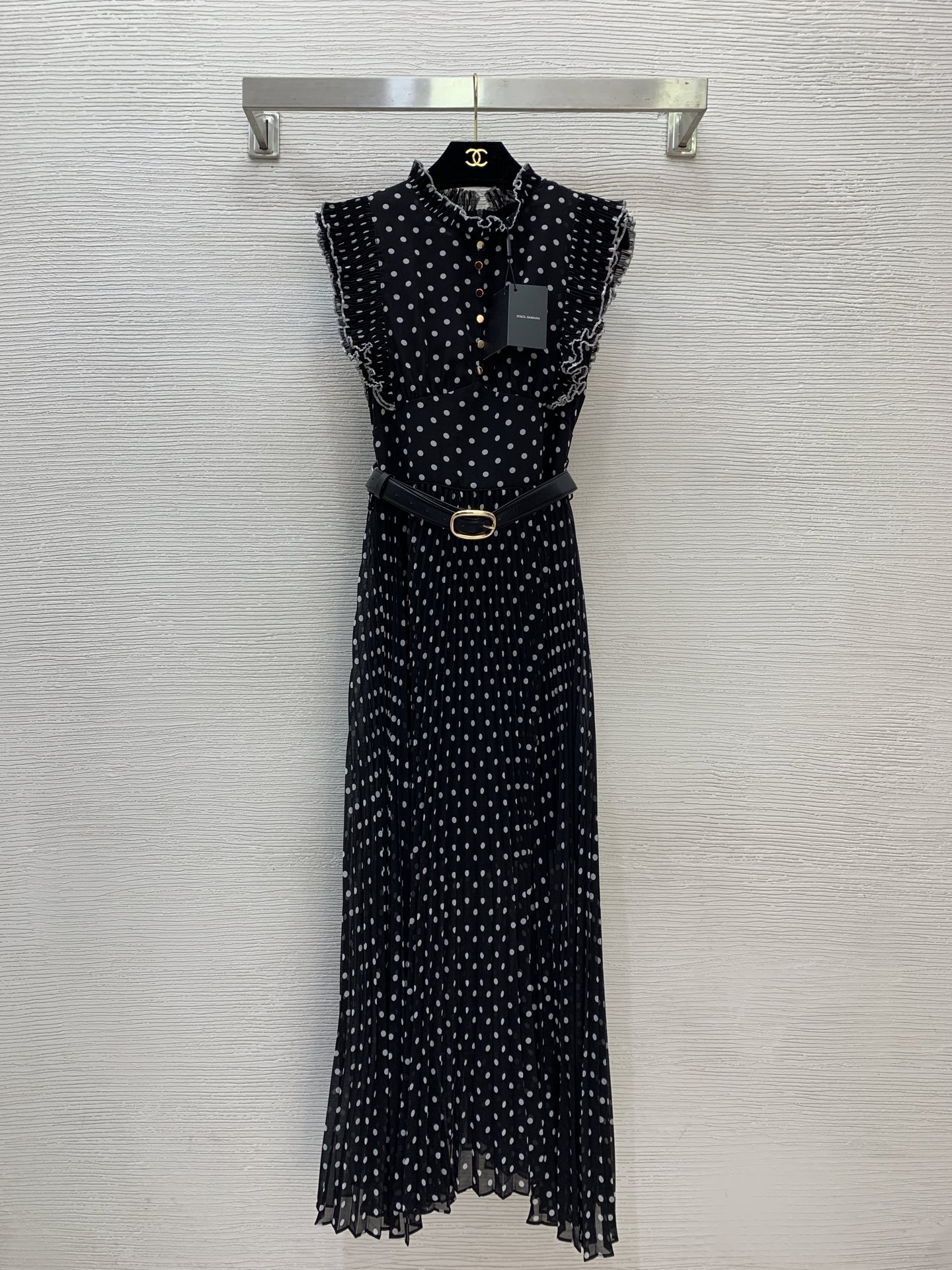 NO:713506,Model No. G26011765 & Dolce & Gabbana DG new high-end customized fabric full body polka dot printing heavy pleated stitching skirt waist slimming flying sleeves long dress!  Black, (size S shoulder width 32, bust 84, waist 70, sleeve length 8, skirt length 128,,Dolce&Gabbana,skirts,19860909款号G26011765 &杜嘉班纳DG新款 高端定制面料满身波点印花重工压褶拼接裙摆收腰显瘦飞飞袖长款连衣裙！黑色, （S码肩宽32,胸围84,腰围70,袖长8,裙长128,,Dolce&Gabbana,skirts,,Women's clothing