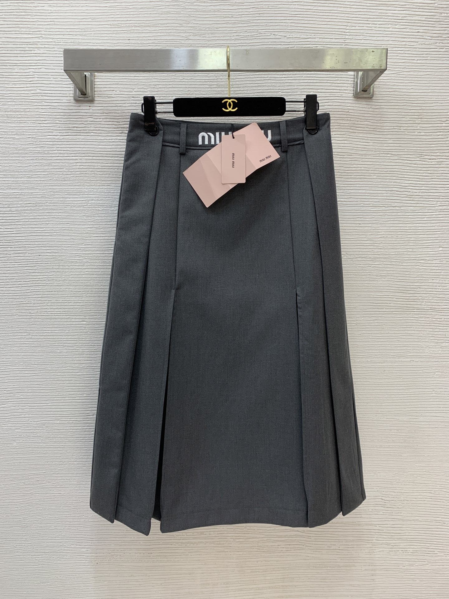 NO:713023,Model No. D26011672 MiuMi*Miaojia's new style waist letter logo embroidered logo buttoned design on both sides, fashionable and versatile mid-length skirt!  Black, gray, (M size waist 72, skirt length 76) hair,,miumiu,skirts,19860909款号D26011672 MiuMi*缪家新款 腰间字母logo刺绣徽标两侧系扣设计时尚百搭中长款半身裙！黑色、灰色、（M码腰围72,裙长76）发,,miumiu,skirts,,Women's clothing