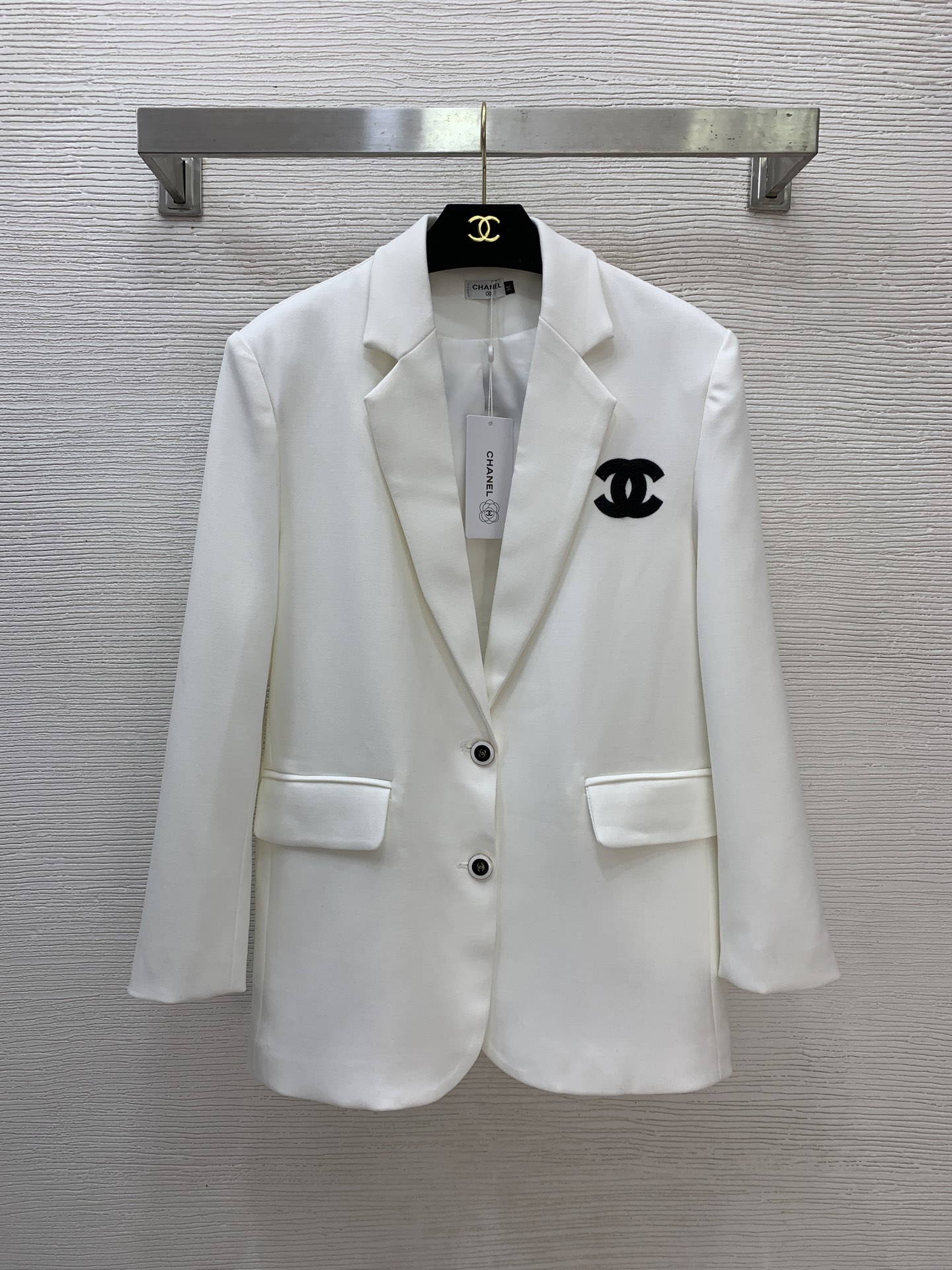 NO:713040,Style number G26011645 CHANE* 2026 early spring new fashion stylish commuter Xiaoxiang double C embroidered back letter logo logo loose and versatile two-button suit jacket!  Black, white, (M size shoulder width 43, bust 110~114, sleeve length 57, dress length 73) hair,,chanel,jackets & coats,business suit,19860909款号G26011645 CHANE*2026年早春新款 时尚通勤小香双C刺绣后背字母logo徽标宽松百搭两粒扣西装外套！黑色、白色、（M码肩宽43,胸围110～114,袖长57,衣长73）发,,chanel,jackets & coats,business suit,,Women's clothing