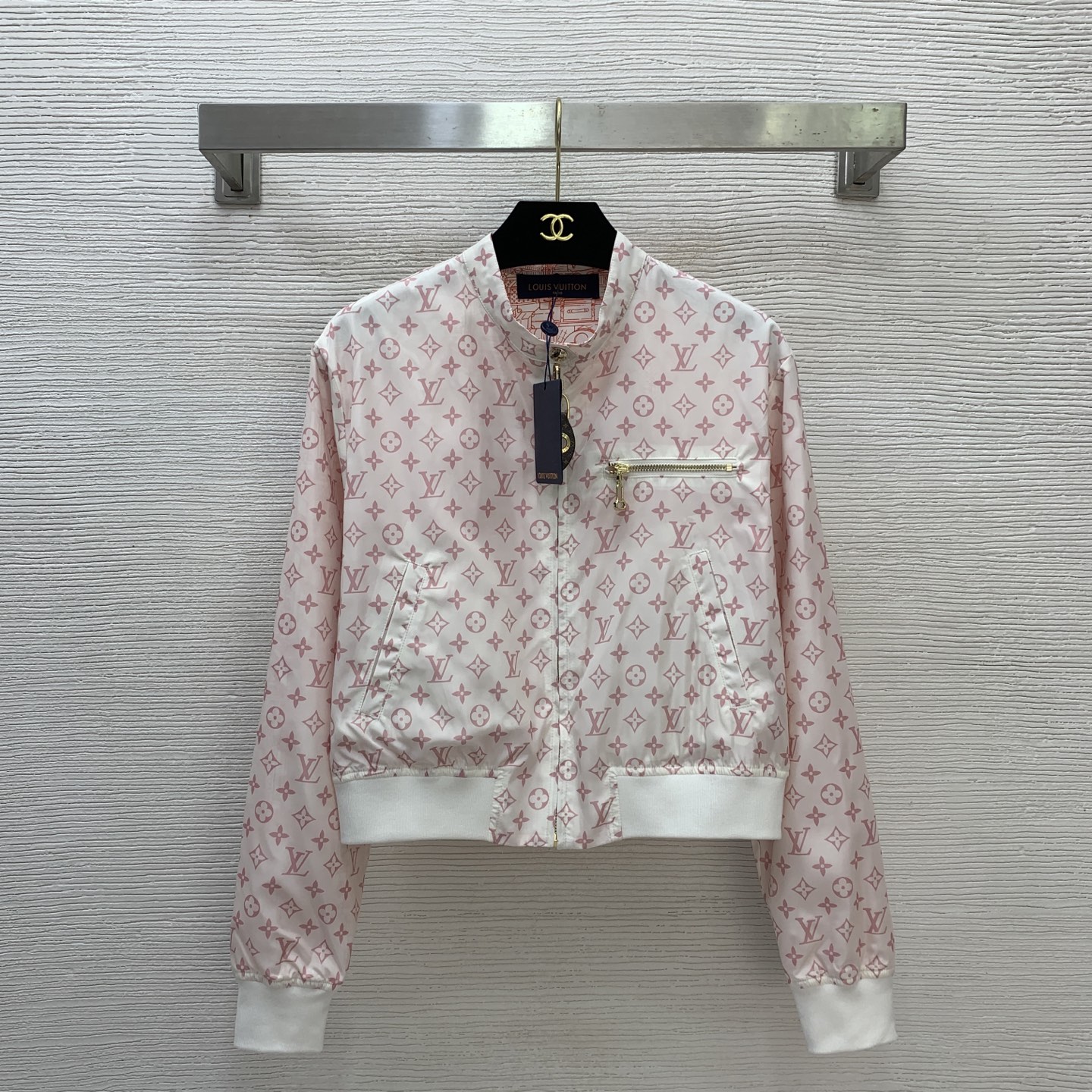 NO:713034,Style No. G26011655 Reversible LOUIS* 2026 early spring LV new style, high-end customized boutique quality, using letter logo hardware accessories, all-over presbyopic letter printing, thread stitching, short stand-up collar jacket!  Pink, (S size shoulder width 42, bust 98, sleeve length 60, dress length 50),,louis vuitton,louis vuitton,louis vuitton,louis vuitton,jackets & coats,jackets & coats,19860909款号G26011655 双面可穿LOUIS*2026年早春驴家LV新款 高端定制精品质量、采用字母logo五金配件通体老花字母印花螺纹拼接短款立领夹克外套！粉色、（S码肩宽42,胸围98,袖长60,衣长50）,,louis vuitton,louis vuitton,louis vuitton,louis vuitton,jackets & coats,jackets & coats,,Women's clothing