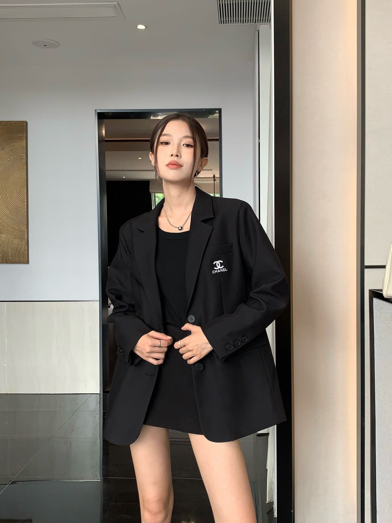 NO:702716,Style number G26011483 CHANE* 2026 early spring new custom-made mid-century style small fragrance letter logo embroidered badge decoration loose and versatile two-button suit jacket!  Black, (size M; shoulder width 45 with shoulder pads, bust 112~116, sleeve length 58, dress length 73), Chanel-clothing, chanel, chanel, jackets & coats, business suit,19860909款号G26011483 CHANE*2026年早春新款定制中古风小香字母logo刺绣胸章装饰宽松百搭两粒扣西装外套！黑色,（M码；肩宽45有垫肩,胸围112～116,袖长58,衣长73）,香奈儿-服装,chanel,chanel,jackets & coats,business suit,,Women's clothing