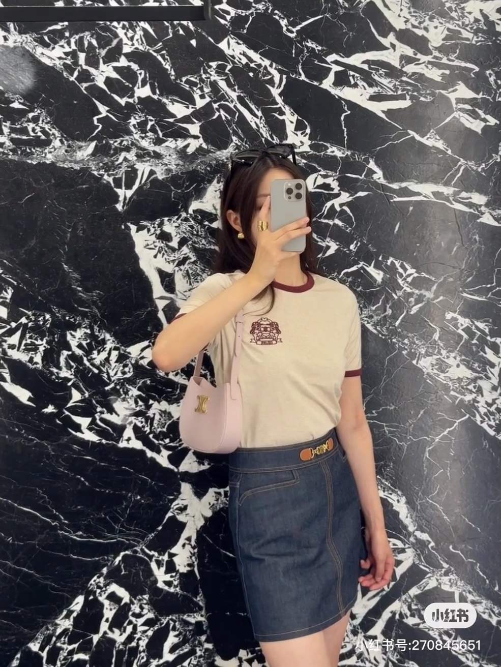 NO:710025,Style number G26011443 CELIN* Celin 2026 spring and summer new high-end customized quality Yu Shuxin's same letter logo embroidery logo contrasting edge fashion versatile round neck short-sleeved T-shirt top!  Apricot, gray, (M size shoulder width 38, chest 94, sleeve length 25, dress length 61) hair,,celine,T-shirt,tees,t-shirt,19860909款号G26011443 CELIN*思琳2026年春夏新款高端定制质量虞书欣同款字母logo刺绣徽标撞色包边时尚百搭圆领短袖t恤上衣！杏色、灰色、（M码肩宽38,胸围94,袖长25,衣长61）发,,celine,T-shirt,tees，t-shirt,,Women's clothing