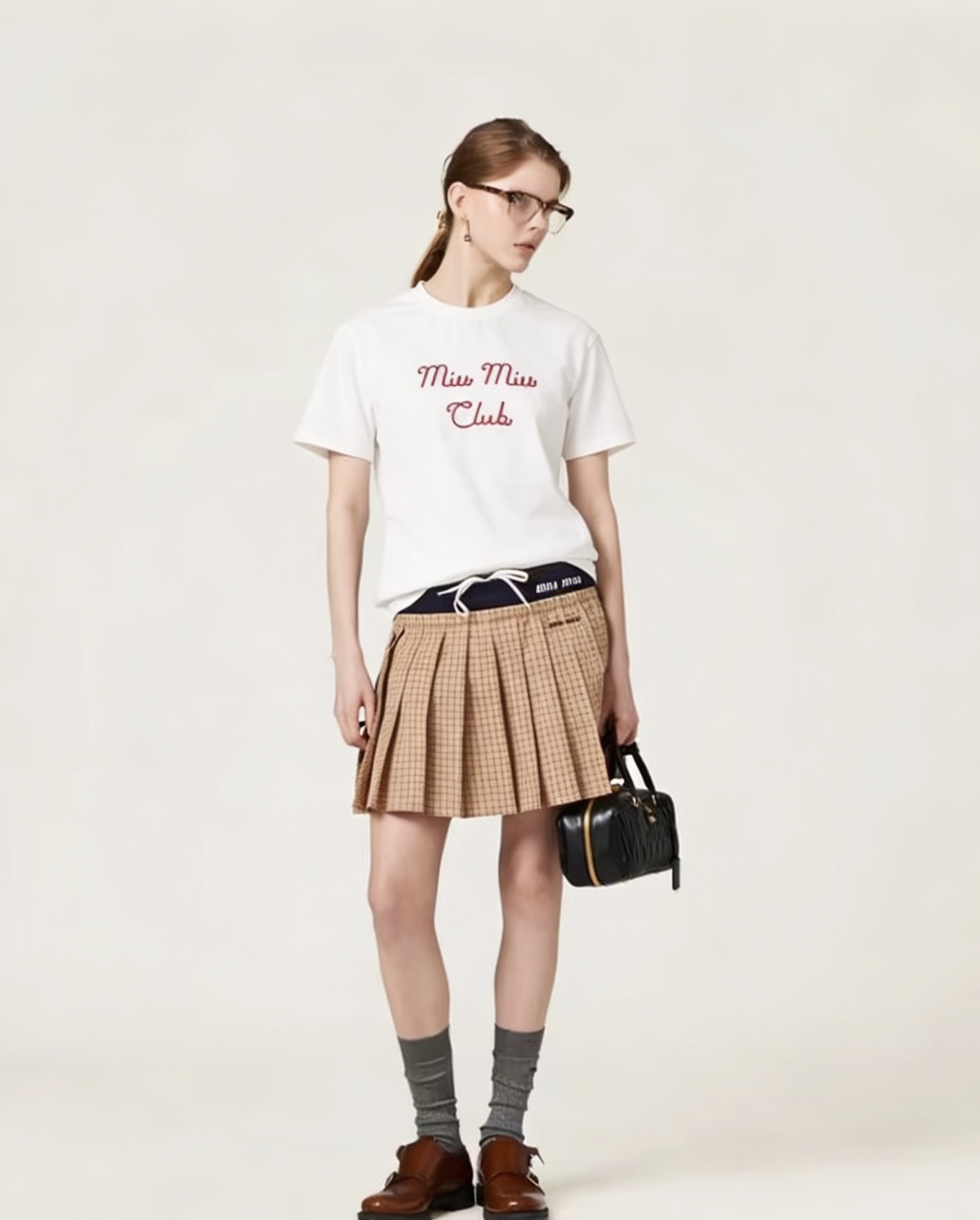 NO:710022,Style number G26011426 MIUMI*Miaojia 2026 spring and summer new high-end custom quality counter official website same style chest letter logo embroidered logo simple and fashionable temperament versatile round neck short-sleeved T-shirt top!  Gray, white, (M size shoulder width 44, chest 94, sleeve length 20, clothing length 65) hair,,miumiu,T-shirt,tees,t-shirt,19860909款号G26011426 MIUMI*缪家2026年春夏新款高端定制质量专柜官网同款胸前字母logo刺绣徽标简约时尚气质百搭圆领短袖t恤上衣！灰色、白色、（M码肩宽44,胸围94,袖长20,衣长65）发,,miumiu,T-shirt,tees，t-shirt,,Women's clothing