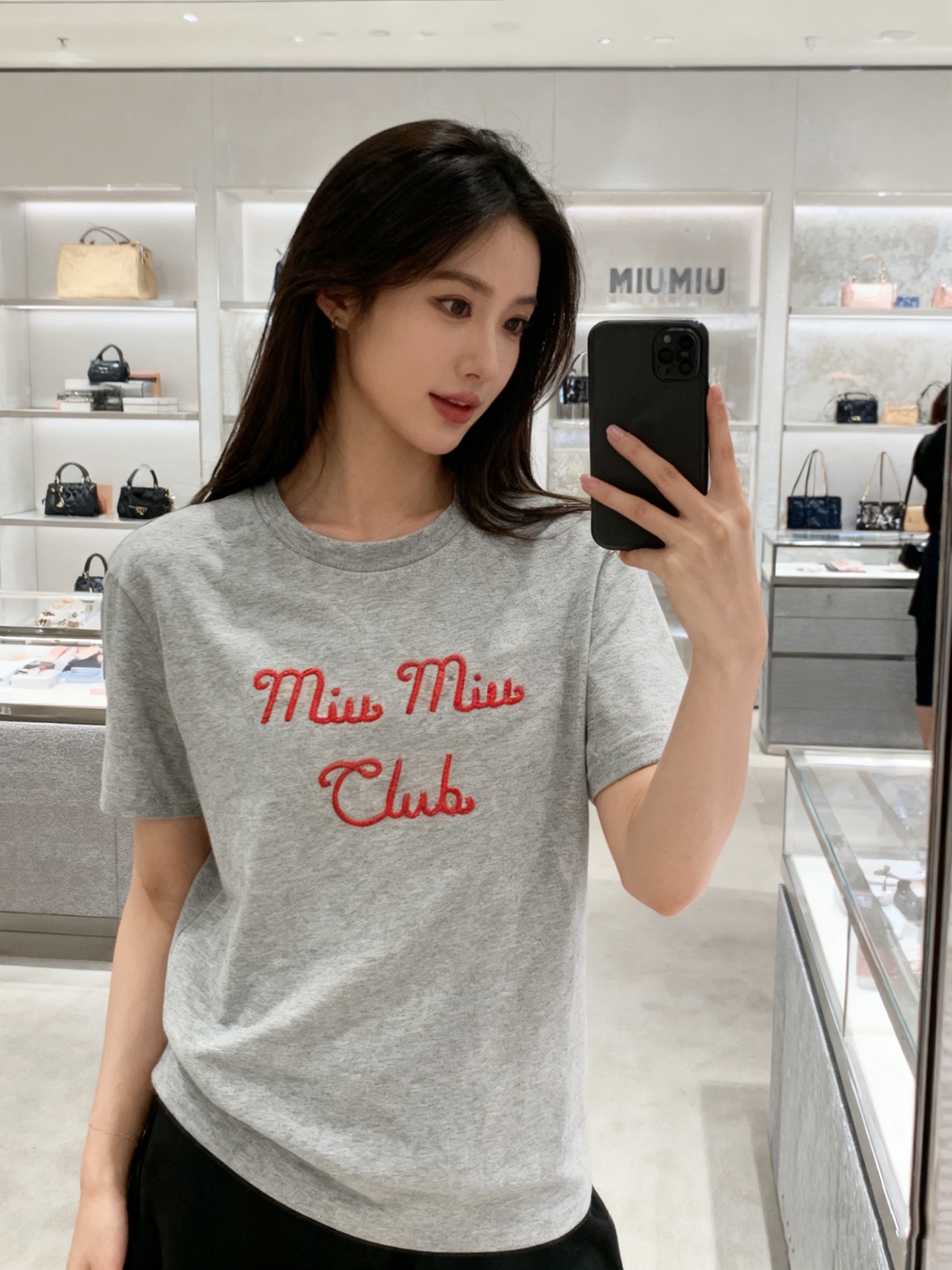 NO:702696,Style number G26011426 MIUMI*Miaojia 2026 spring and summer new high-end custom quality counter official website same style chest letter logo embroidered logo simple and fashionable temperament versatile round neck short-sleeved T-shirt top!  Gray, white, (M size shoulder width 44, chest 94, sleeve length 20, clothing length 65), Miu Miu-clothing, miumiu, T-shirt, tees, t-shirt,19860909款号G26011426 MIUMI*缪家2026年春夏新款高端定制质量专柜官网同款胸前字母logo刺绣徽标简约时尚气质百搭圆领短袖t恤上衣！灰色、白色、（M码肩宽44,胸围94,袖长20,衣长65）,缪缪-服装,miumiu,T-shirt,tees，t-shirt,,Women's clothing